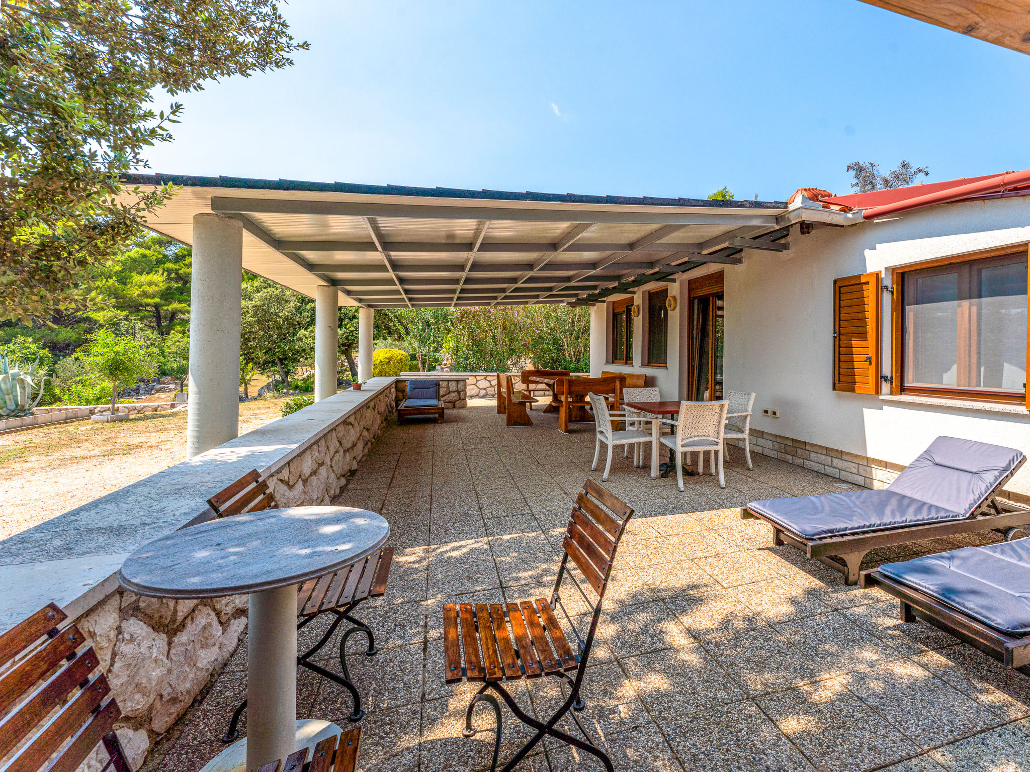 Dundo House