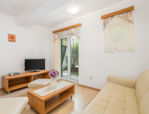 Mare 4: sfeervol appartement aan zee met verwarmd zwembad op Rab - thumbnail 3