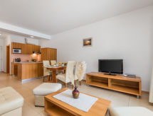 Kindvriendelijk appartement aan zee met verwarmd zwembad in Kampor, Rab - thumbnail 4