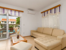 Kindvriendelijk appartement aan zee met verwarmd zwembad in Kampor, Rab - thumbnail 3