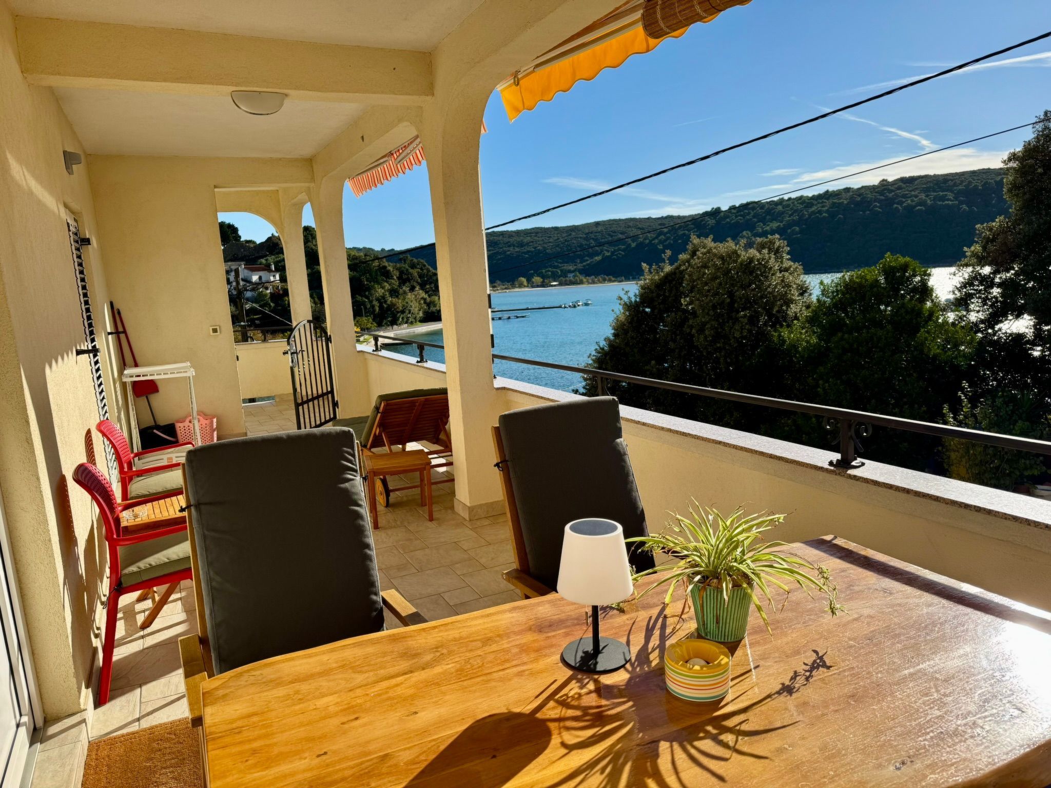 Geräumige Ferienwohnung mit Meerblick