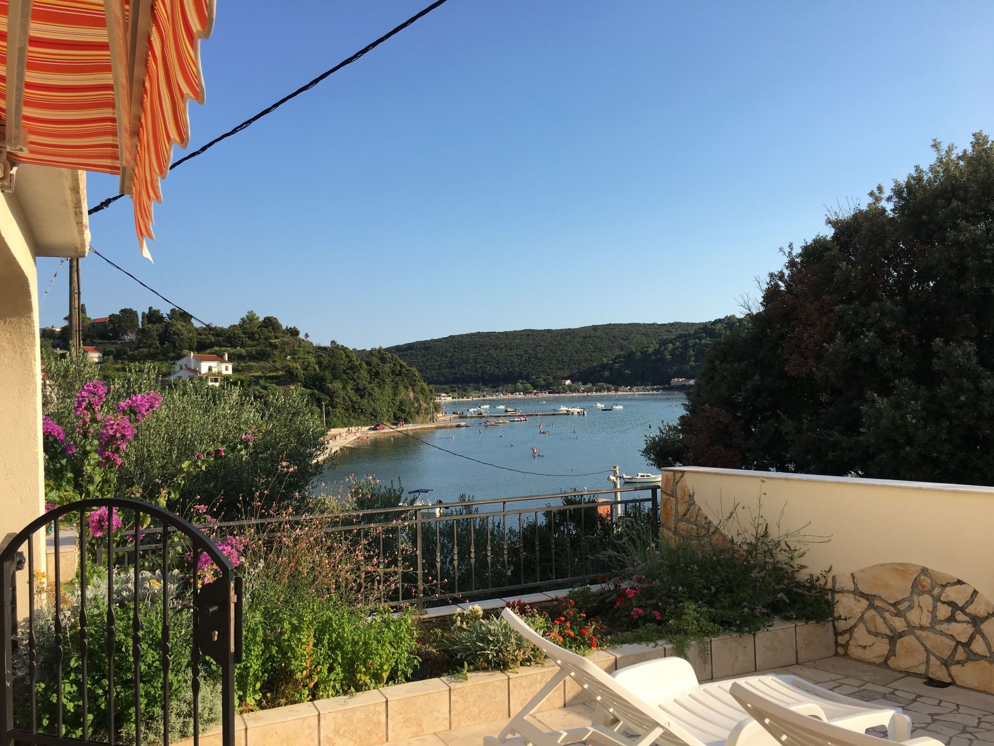 Mit Blick auf das Wasser