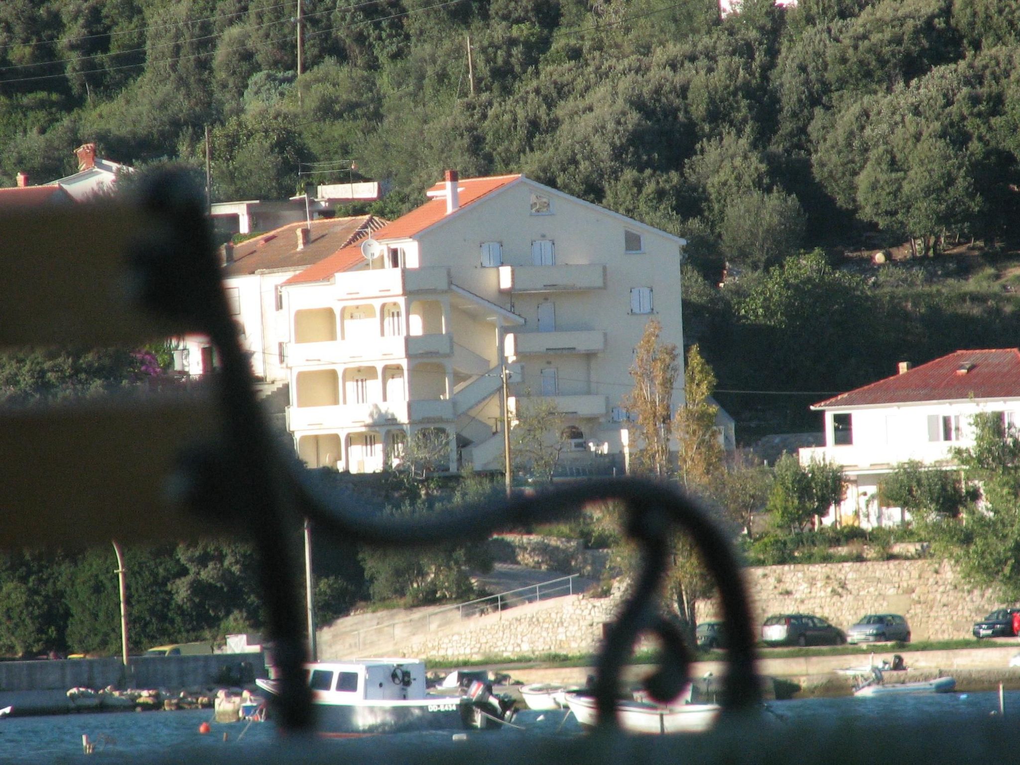 Mit Blick auf das Wasser