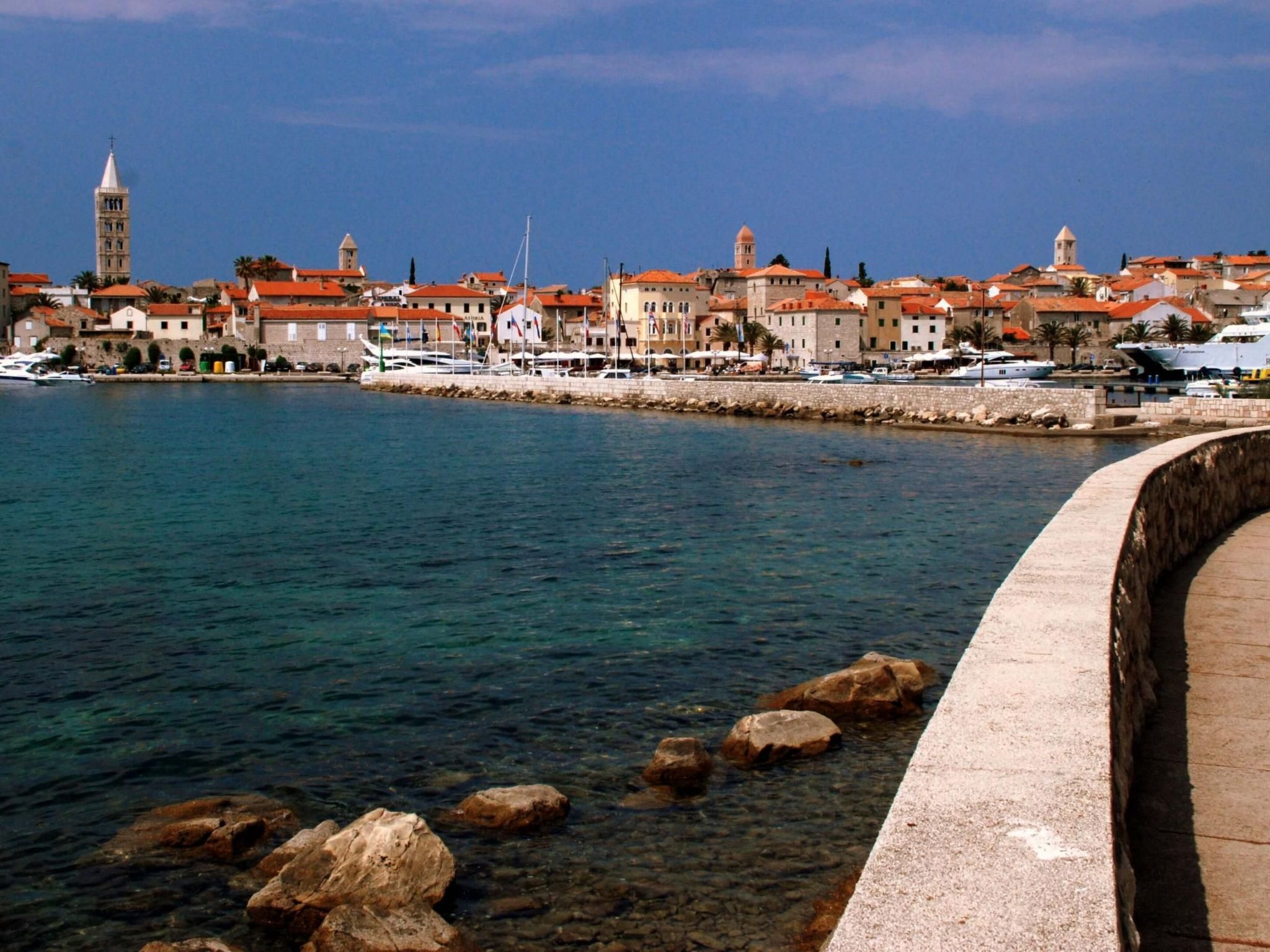 Mit Blick auf das Wasser