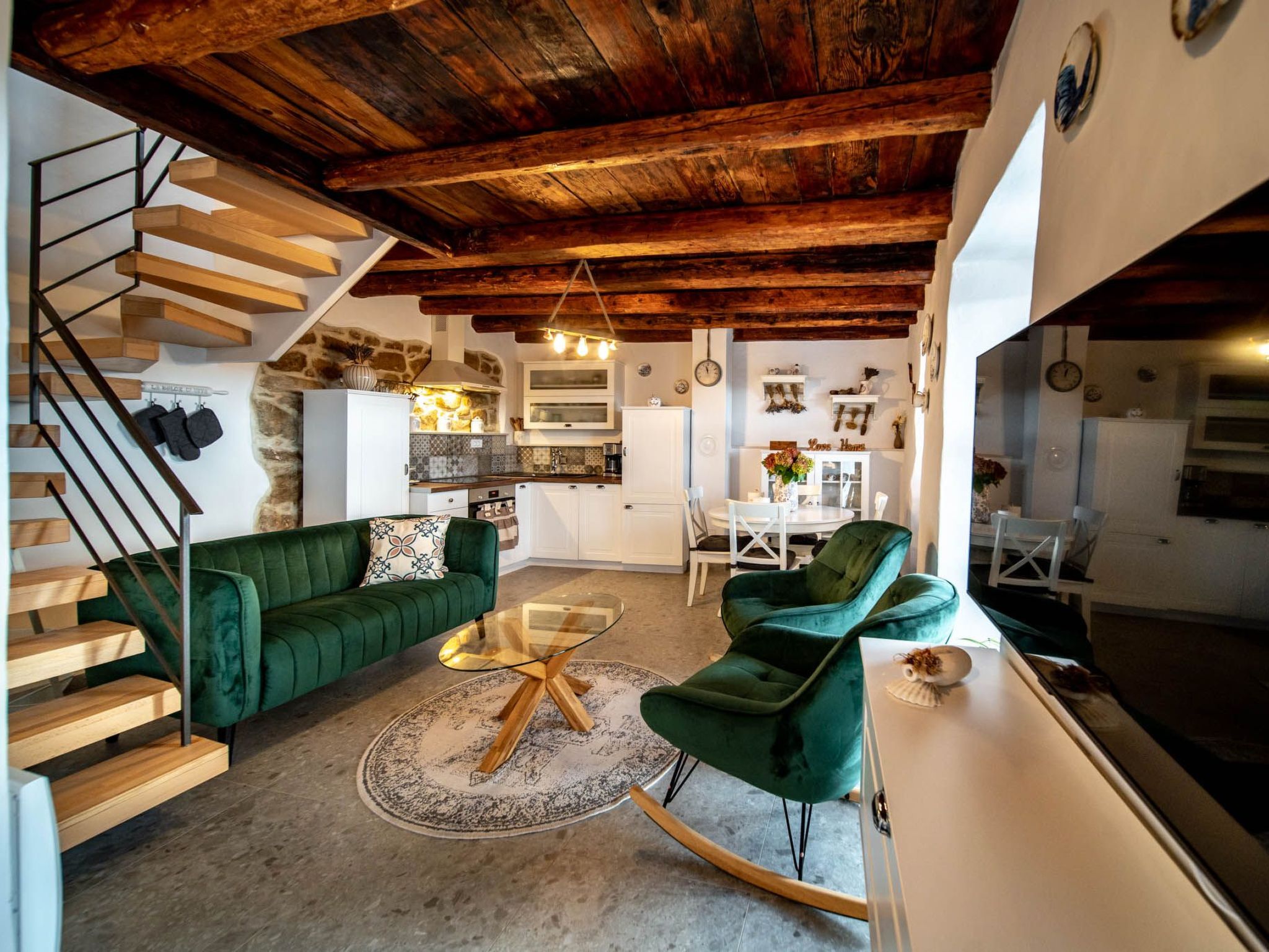 The house is situated on top of the hill, hidden from view, 500 meters from the most famous sandy cove fully equipped for a long-term holiday. Take a walk along sandy beaches, listen to the sound of c..