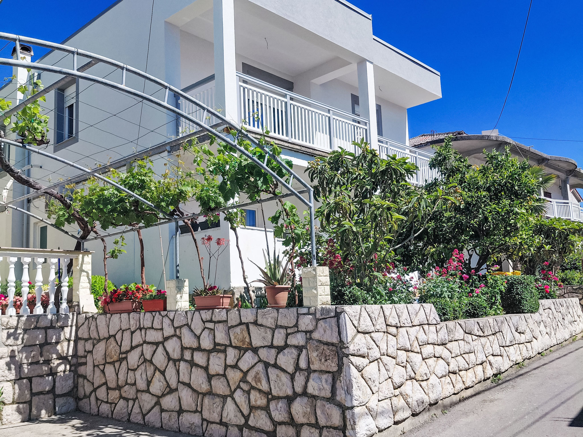 Discover the charms of Lopar in our beautiful apartment, a perfect destination for up to 6 people looking for comfortable accommodation near the sandy beaches of the Kvarner Bay. Only 150 meters from ..
