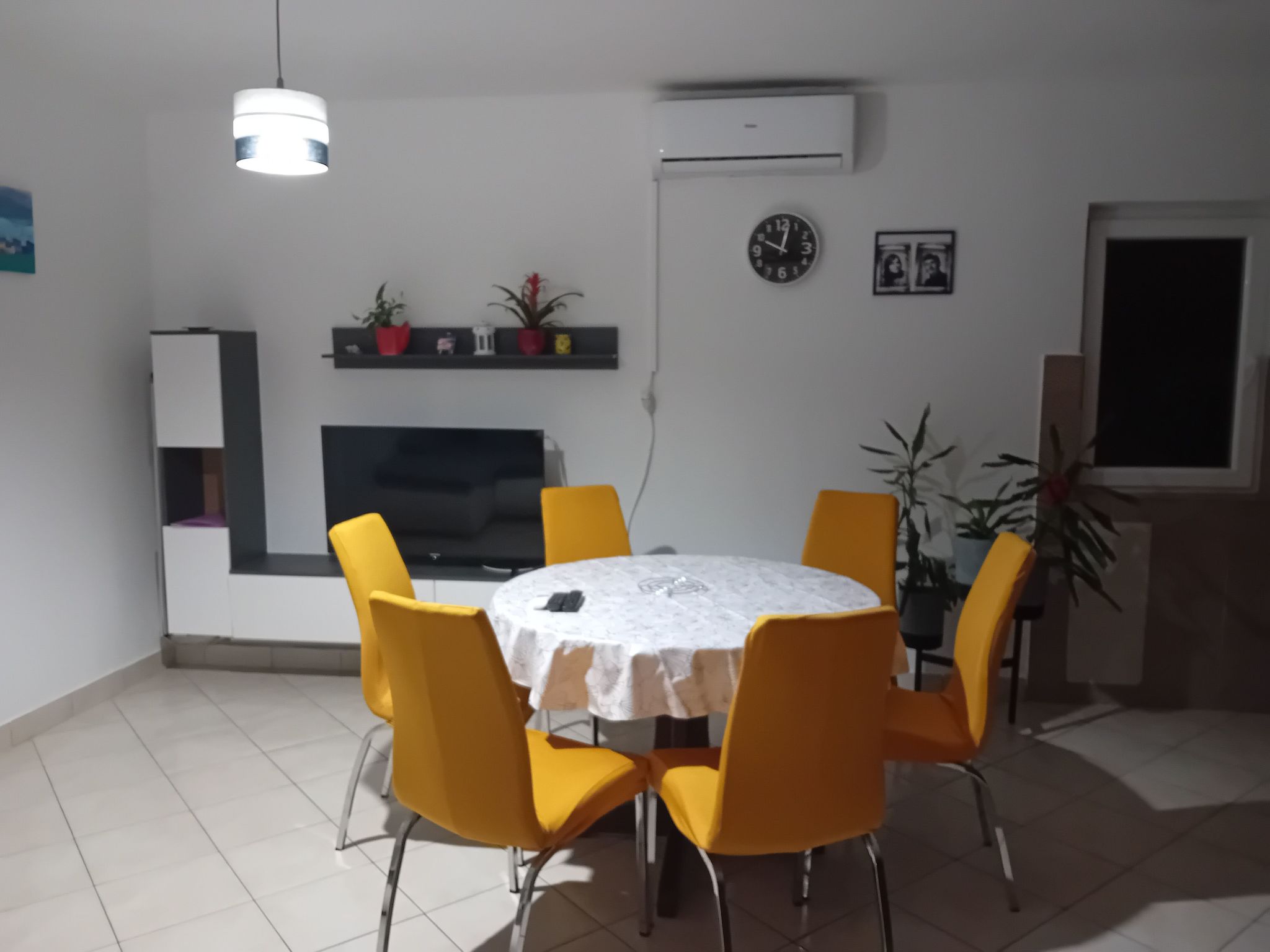 Delfa Pećarina-Inside