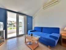 Zonnig appartement nabij zee met zwembad in Karlobag - thumbnail 3
