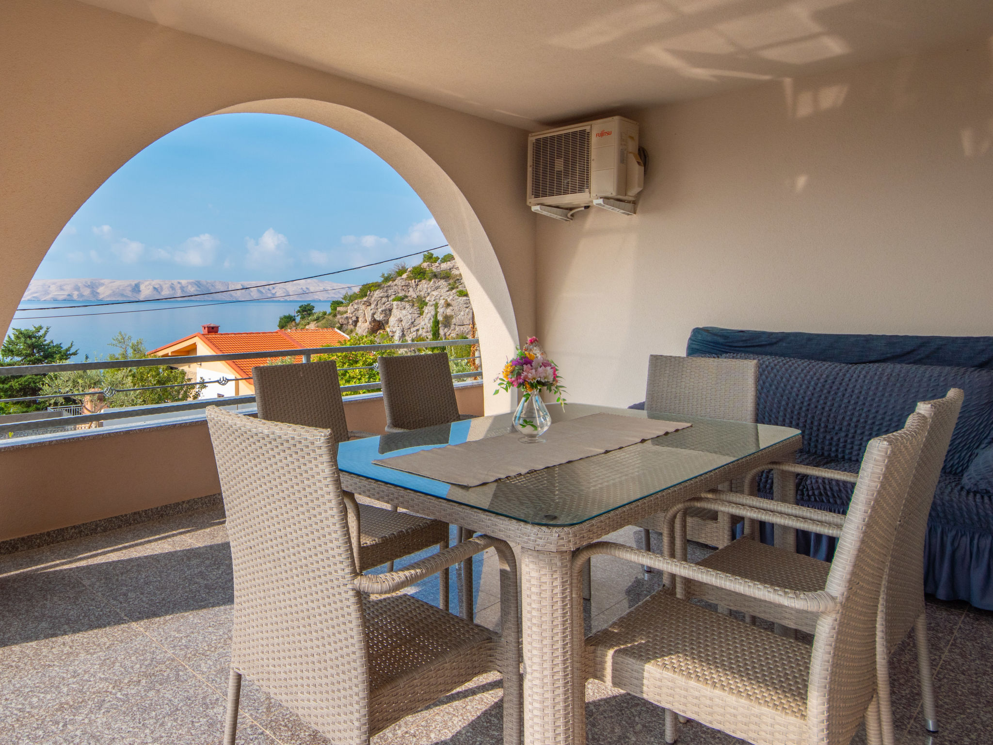 Appartement 3-kamers 60 m2 op de 1e verdieping, op het zuiden gelegen. Het objekt is geschikt voor 2 volwassenen + 2 kinderen. Comfortabel ingericht: woon-/eetkamer met Sat-TV en air-conditioning. Uit..