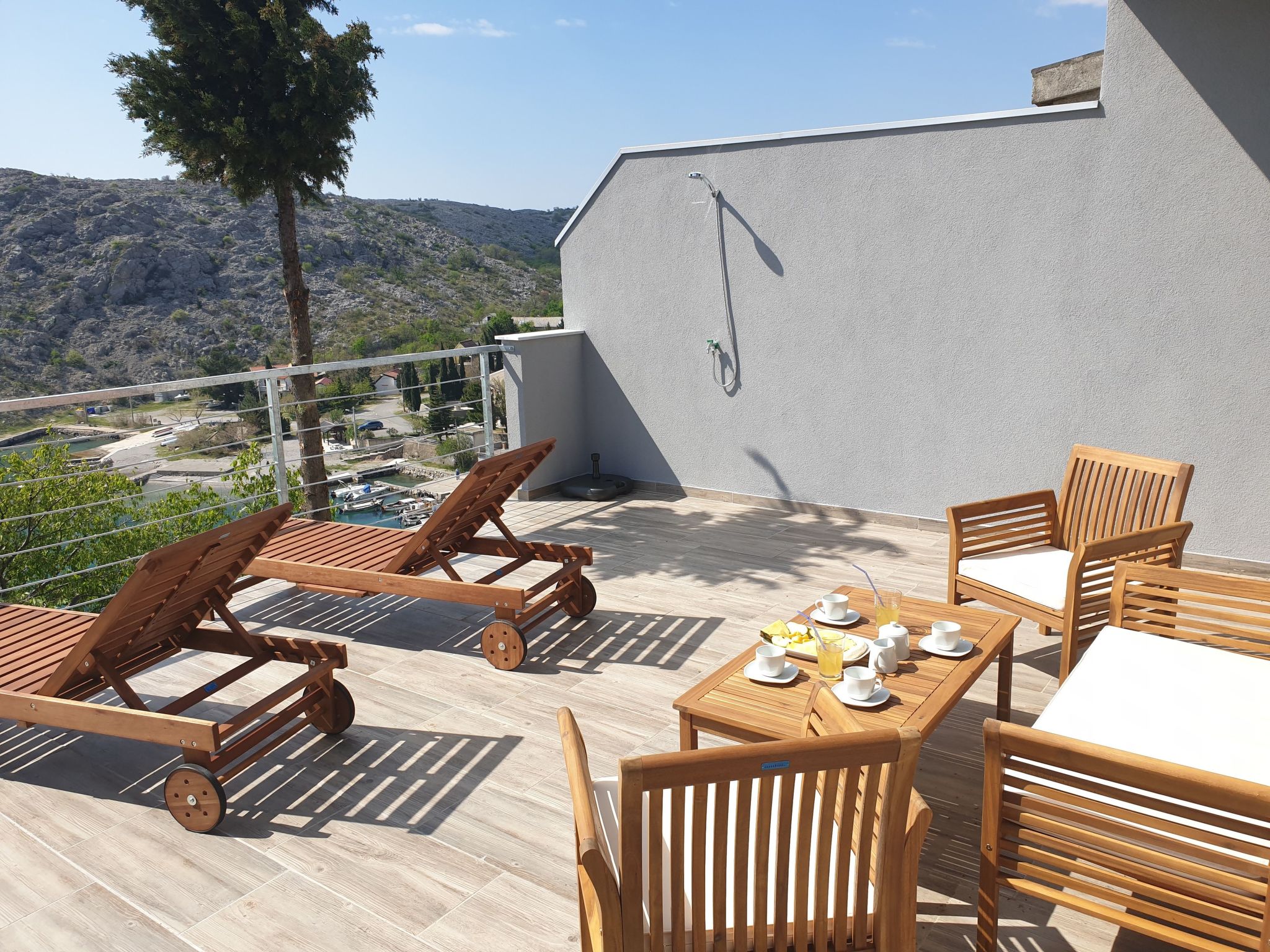 Wohnung in Cesarica mit Privater Terrasse-Draußen