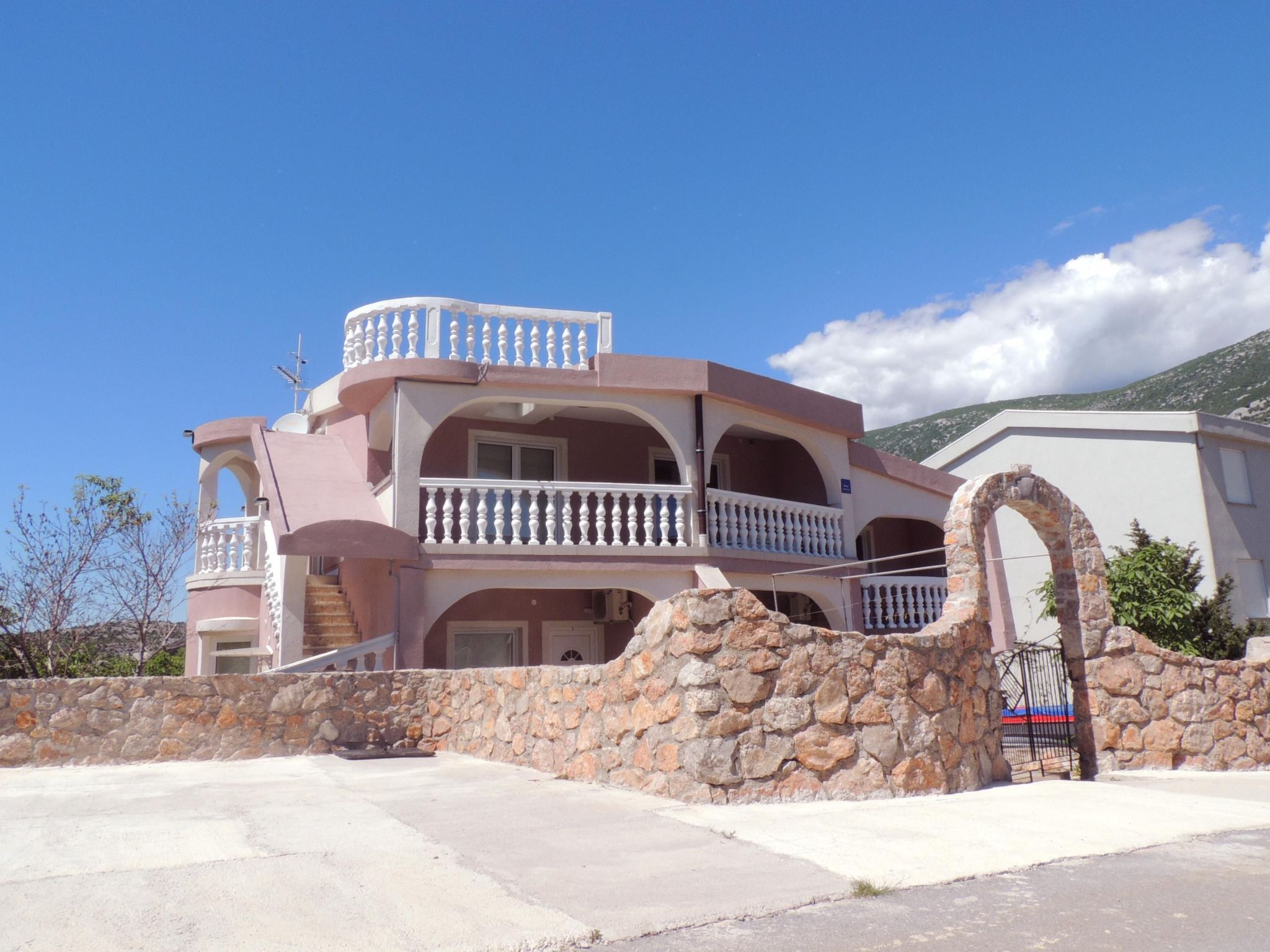 Mit zwei Terrassen für sechs Personen