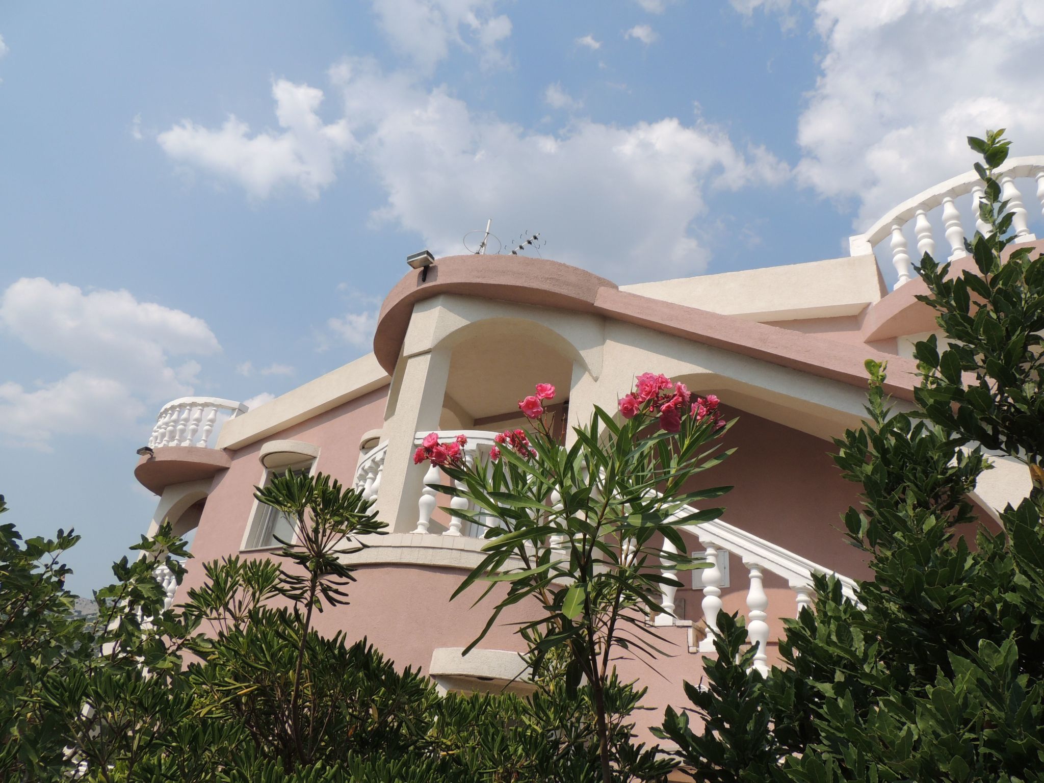 Mit zwei Terrassen für sechs Personen