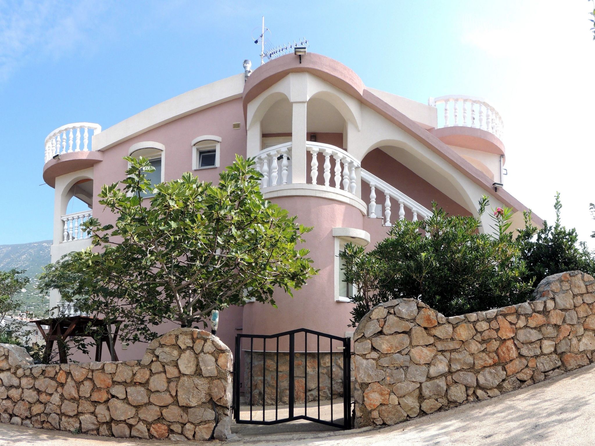 Mit zwei Terrassen für sechs Personen