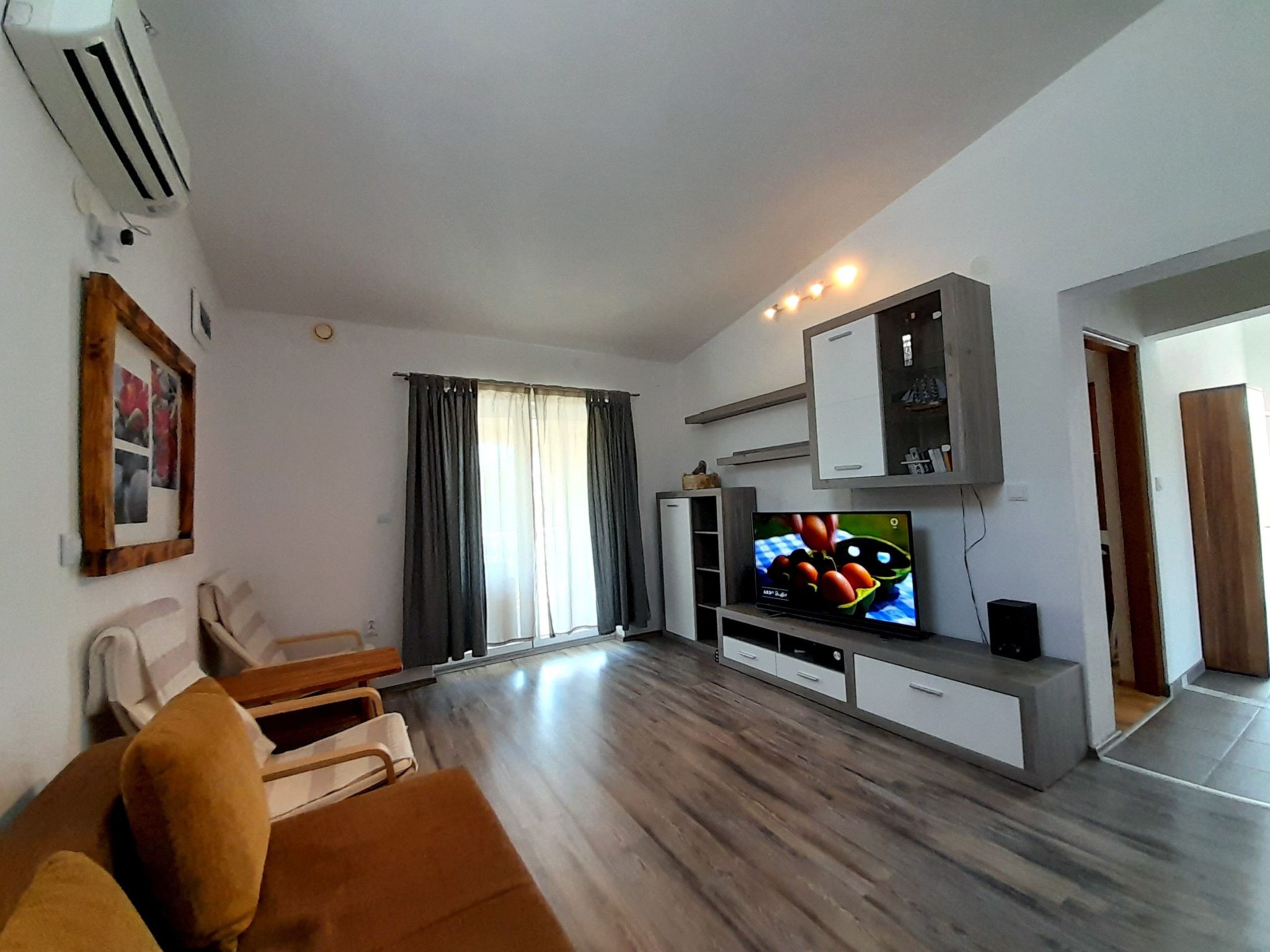 Mit zwei Terrassen für sechs Personen-Dedans