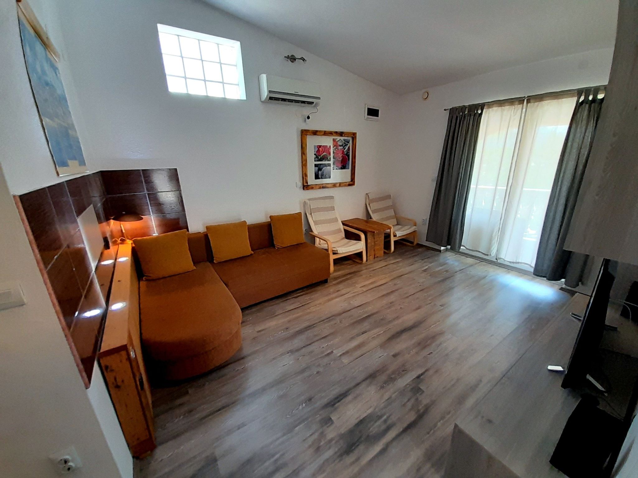 Mit zwei Terrassen für sechs Personen-Dedans