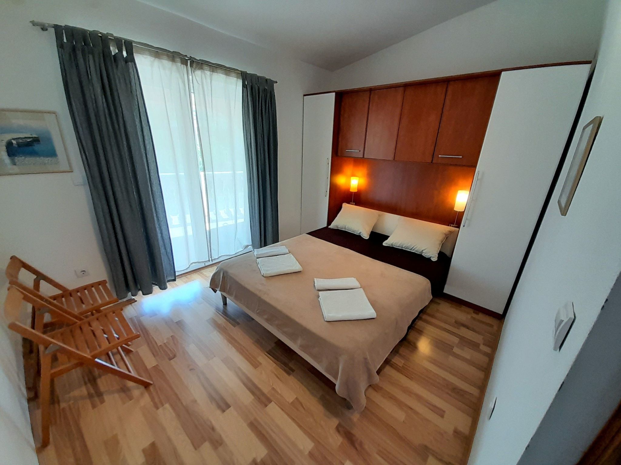 Mit zwei Terrassen für sechs Personen-Dedans