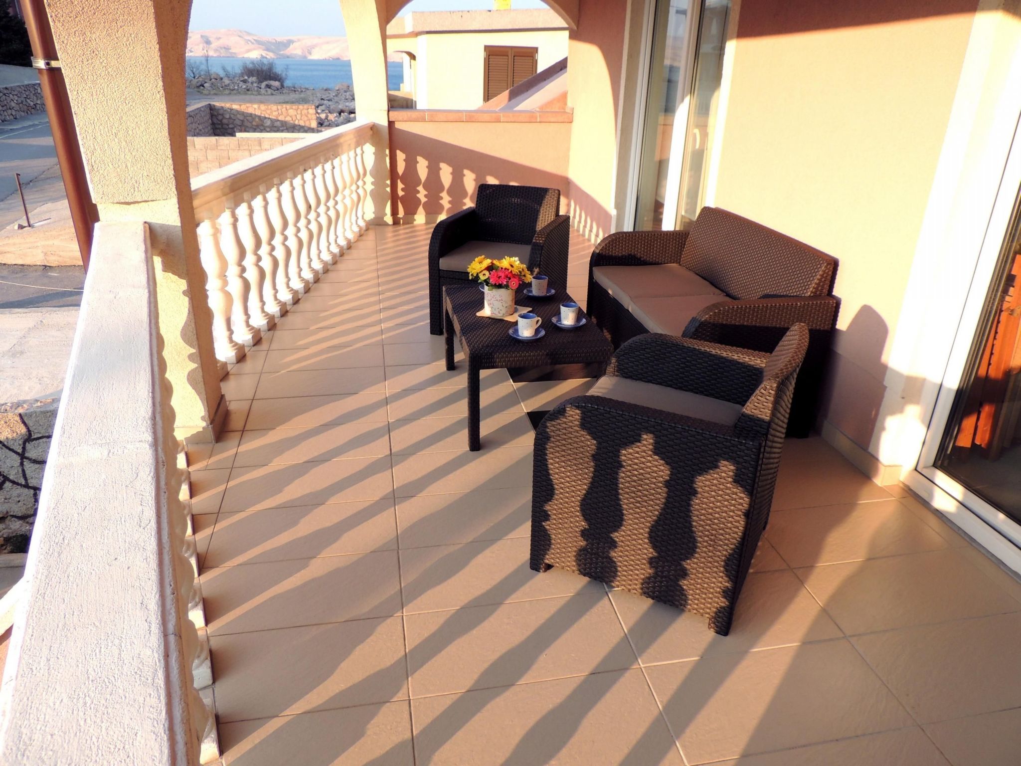 Mit zwei Terrassen für sechs Personen-Dedans