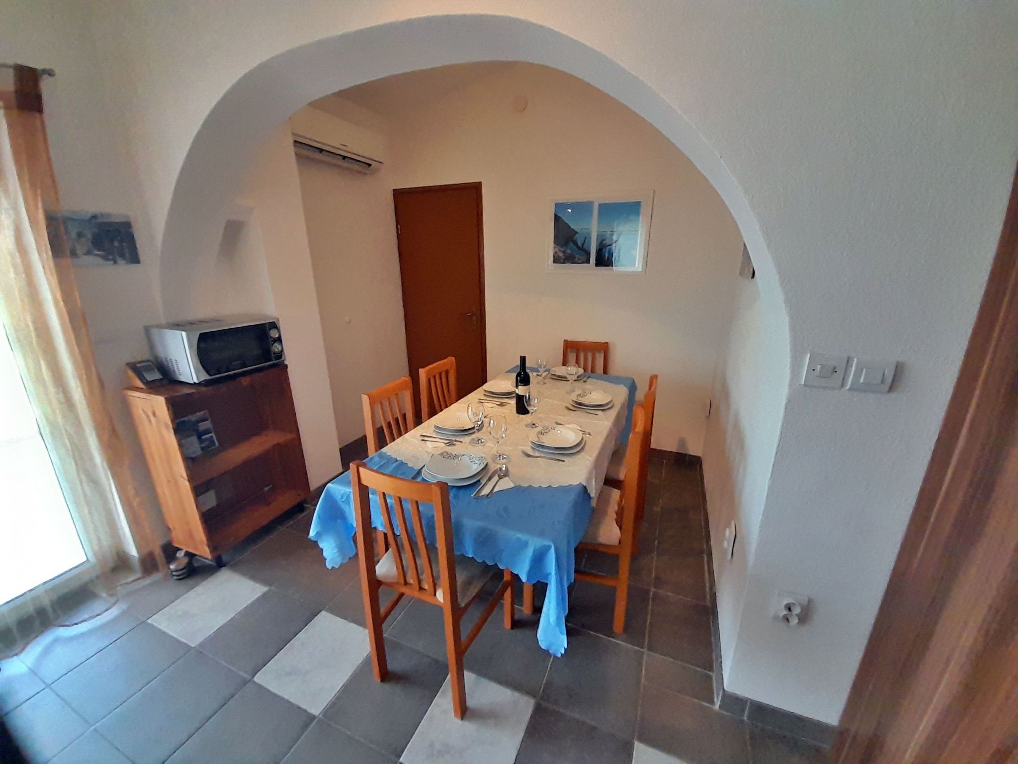 Mit zwei Terrassen für sechs Personen-Dedans