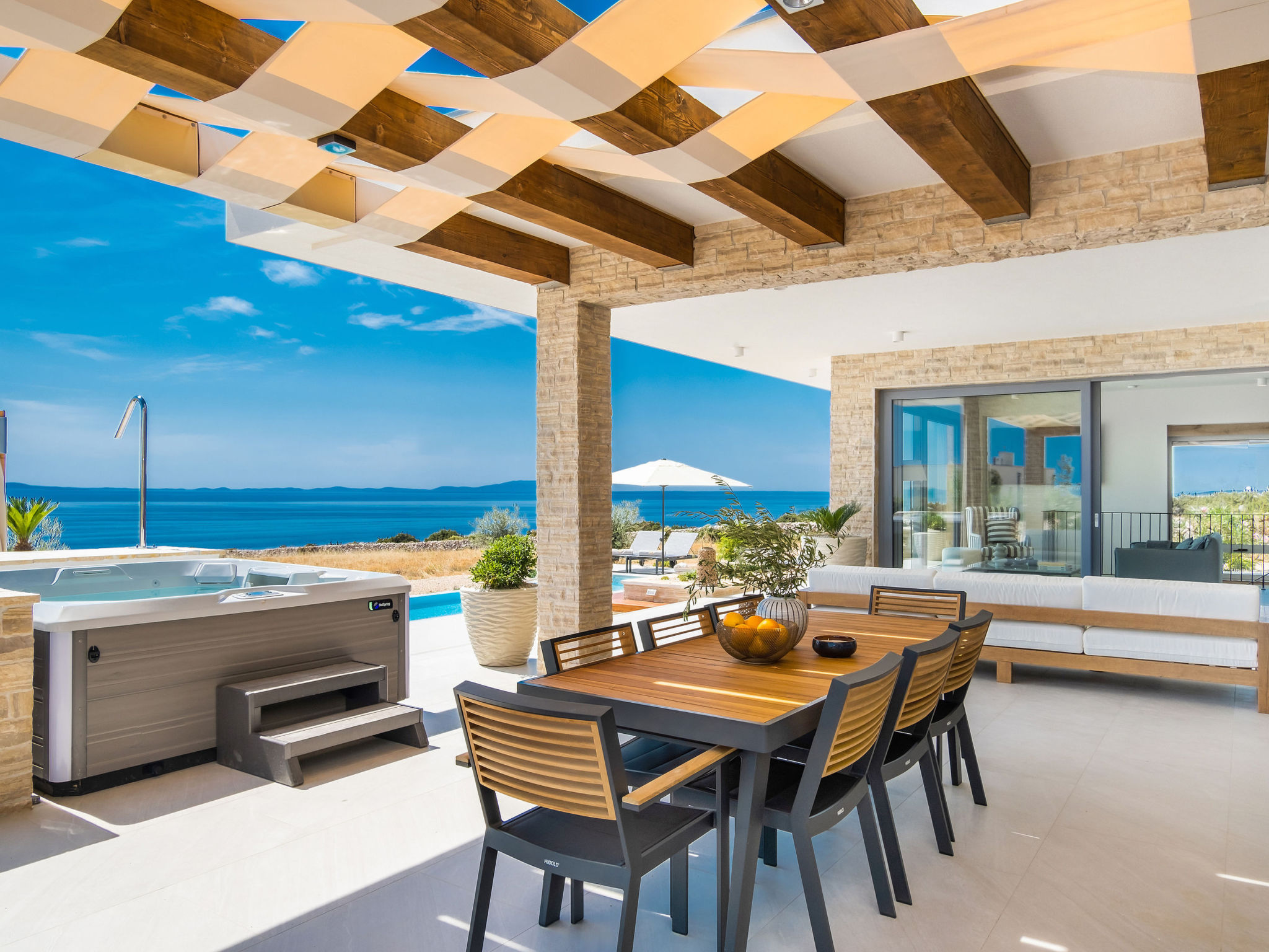 "5* Luxury Seaview Villa Plant 1 with pool", villa 5-kamers 459 m2. 1 kamer met 1 2-pers bed, open haard en TV. 1 kamer met 1 2-pers bed en TV. 1 kamer met 1 2-pers bed en TV. 1 kamer met 1 2-pers bed..