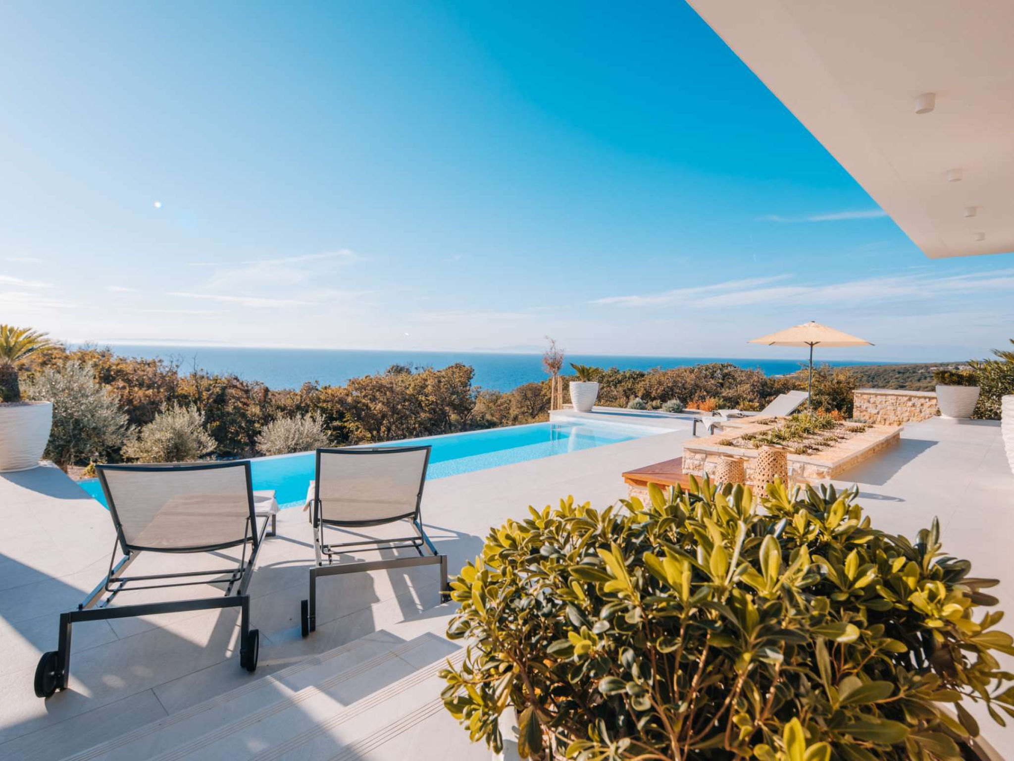 "5* Luxury Seaview Villa Plant 6 with pool", villa 4-kamers 459 m2. 1 kamer met 1 2-pers bed en open haard. 1 kamer met 1 2-pers bed. 1 kamer met 1 2-pers bed. 1 kamer met 1 bed. Open keuken (oven, af..