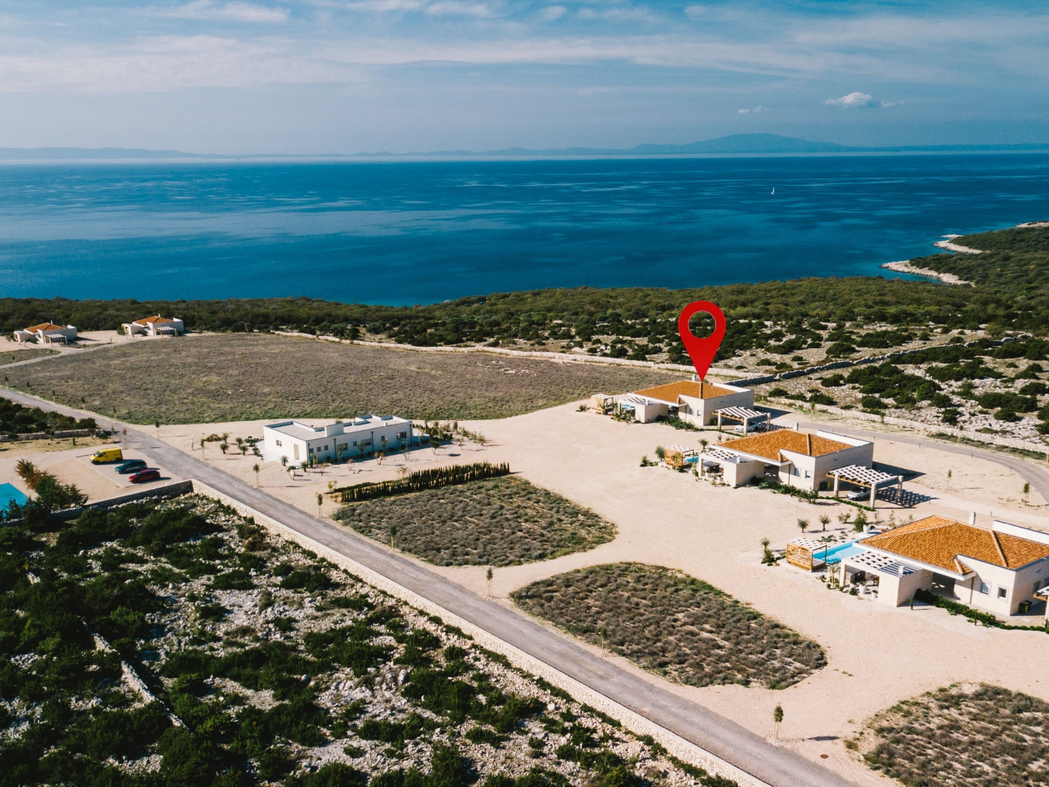 "5* Luxury Seaview Villa Plant 3 with pool", villa 4-kamers 459 m2. 1 kamer met 1 2-pers bed, open haard en TV. 1 kamer met 1 2-pers bed en TV. 1 kamer met 1 2-pers bed en TV. 1 kamer met 1 bed en TV ..