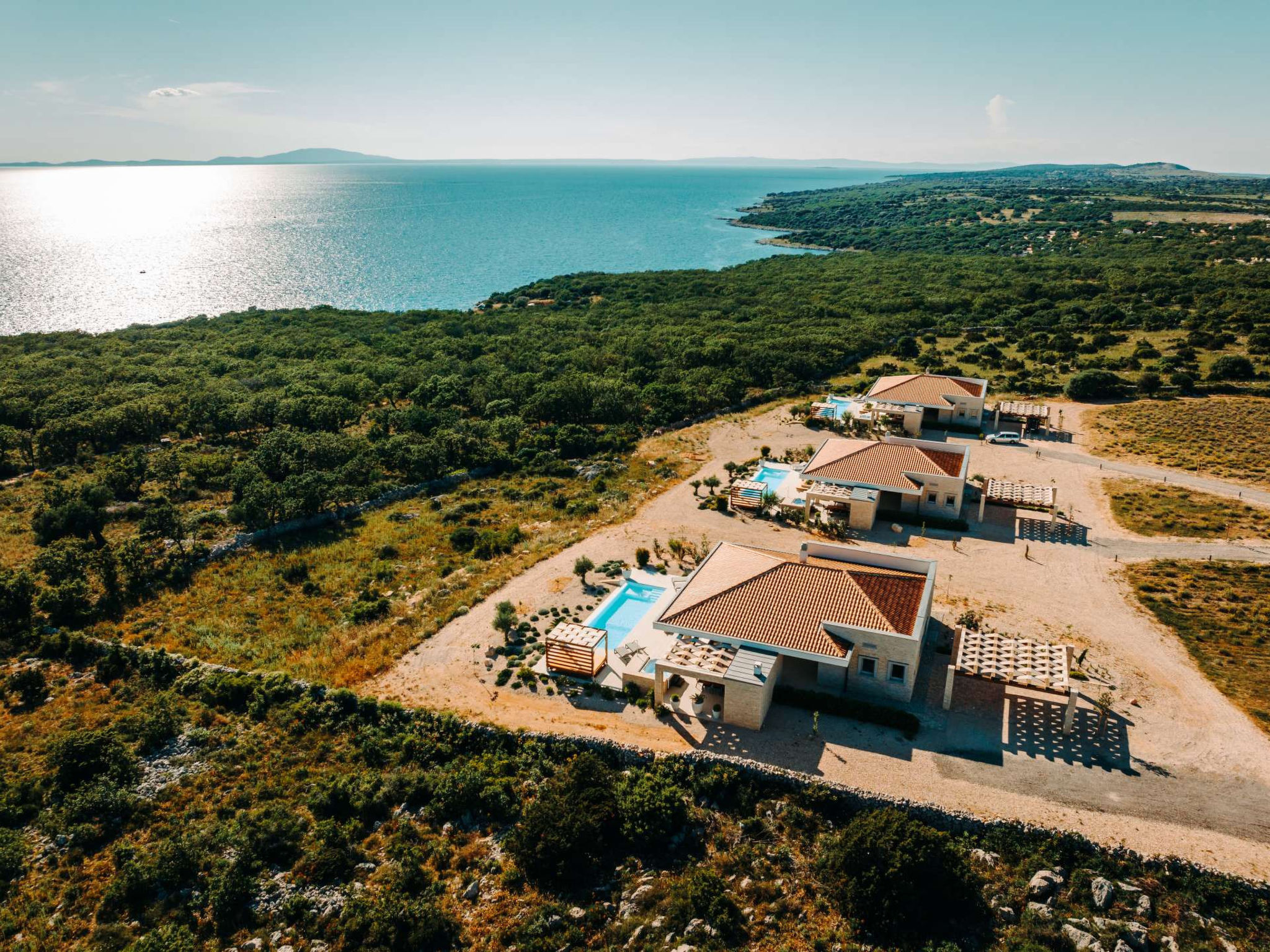 "5* Luxury Seaview Villa Plant 4 with pool", villa 4-kamers 459 m2. 1 kamer met 1 2-pers bed, open haard en TV. 1 kamer met 1 2-pers bed en TV. 1 kamer met 1 2-pers bed en TV. 1 kamer met 1 bed en TV ..