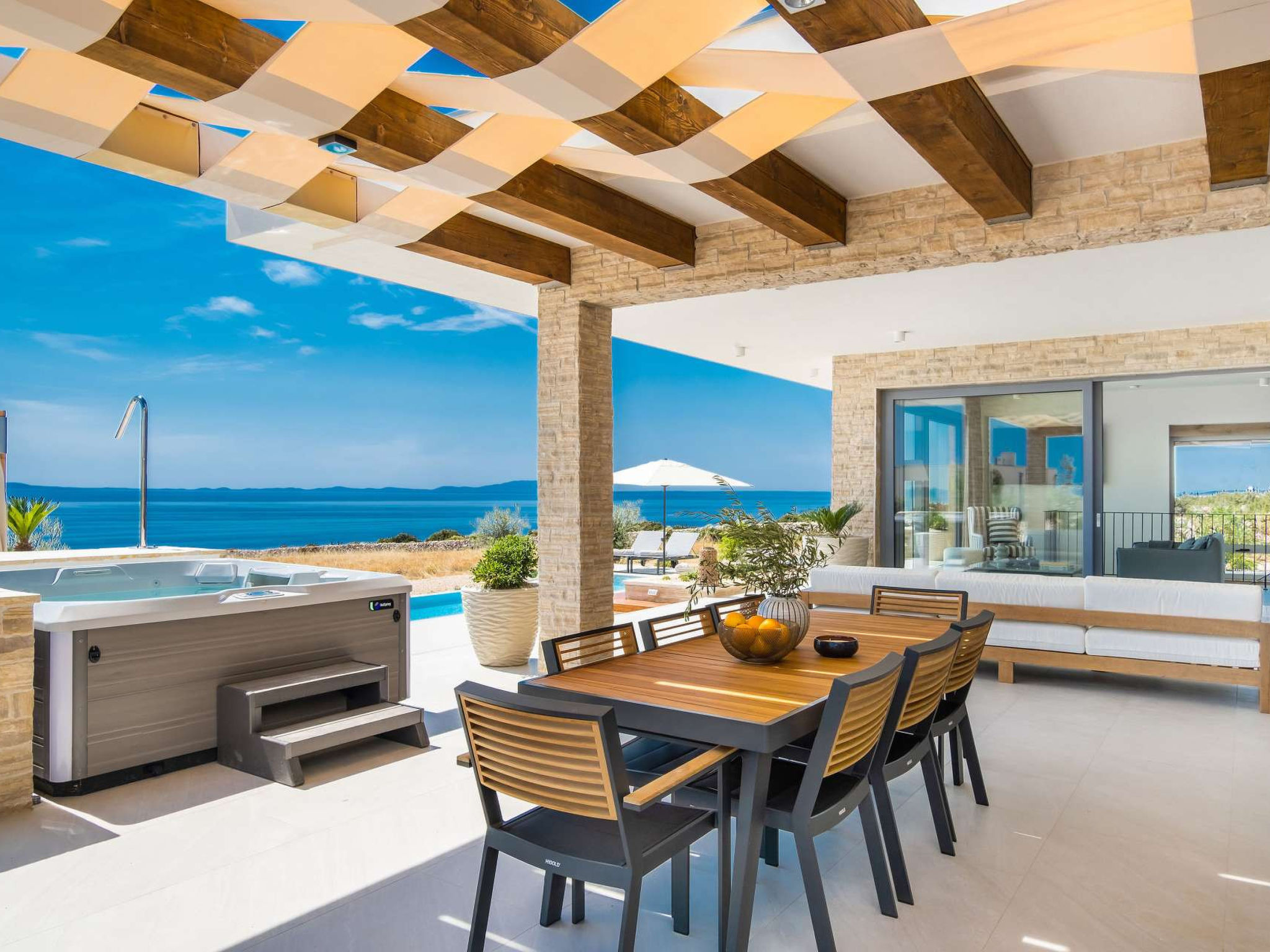 "5* Luxury Seaview Villa Plant 2 with pool", villa 5-kamers 459 m2. 1 kamer met 1 2-pers bed, open haard en TV. 1 kamer met 1 2-pers bed en TV. 1 kamer met 1 2-pers bed en TV. 1 kamer met 1 bed en TV...