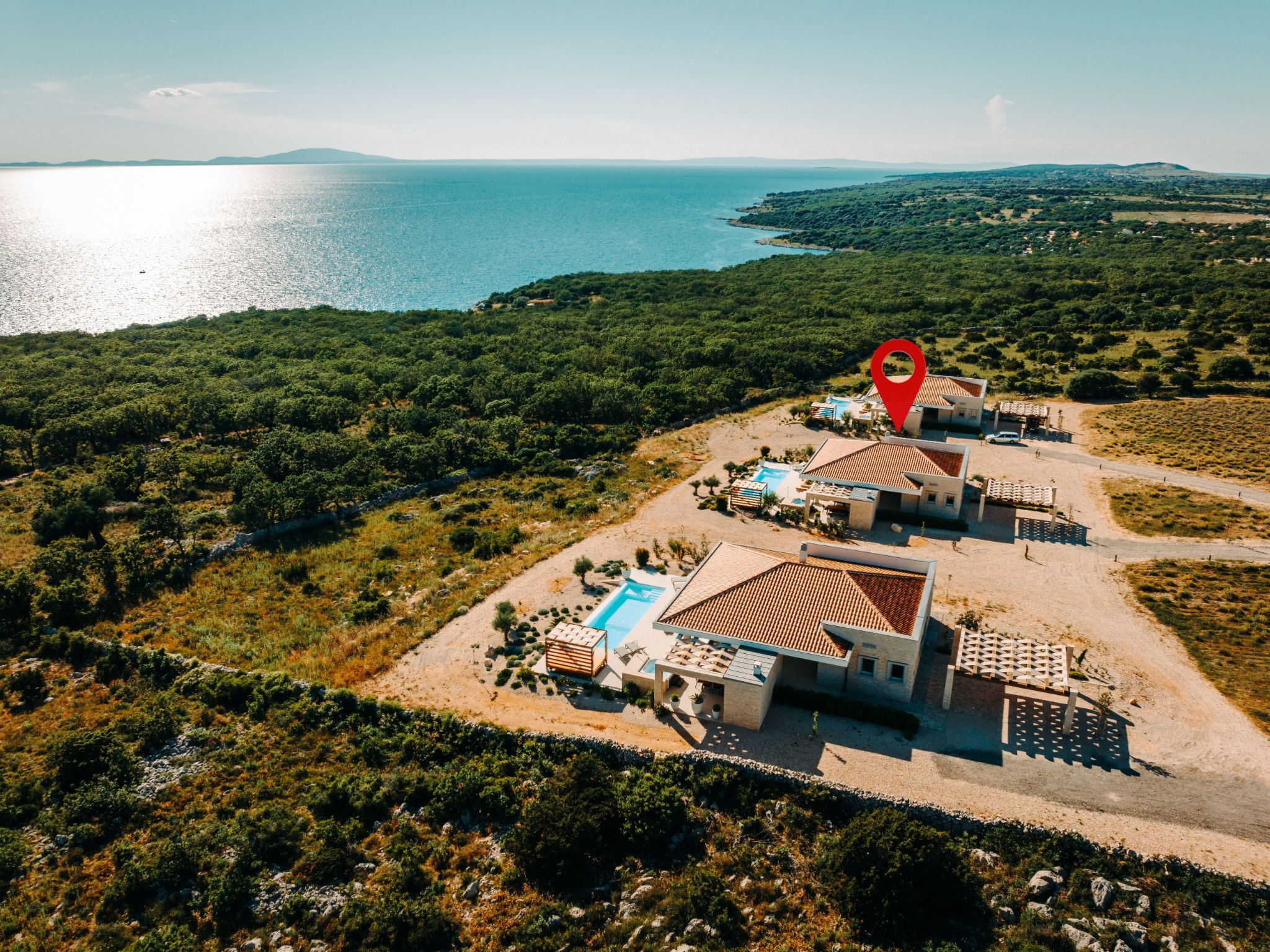 "5* Luxury Seaview Villa Plant 5 with pool", villa 4-kamers 459 m2. 1 kamer met 1 2-pers bed en open haard. 1 kamer met 1 2-pers bed. 1 kamer met 1 2-pers bed. 1 kamer met 1 bed. Keuken, open keuken (..