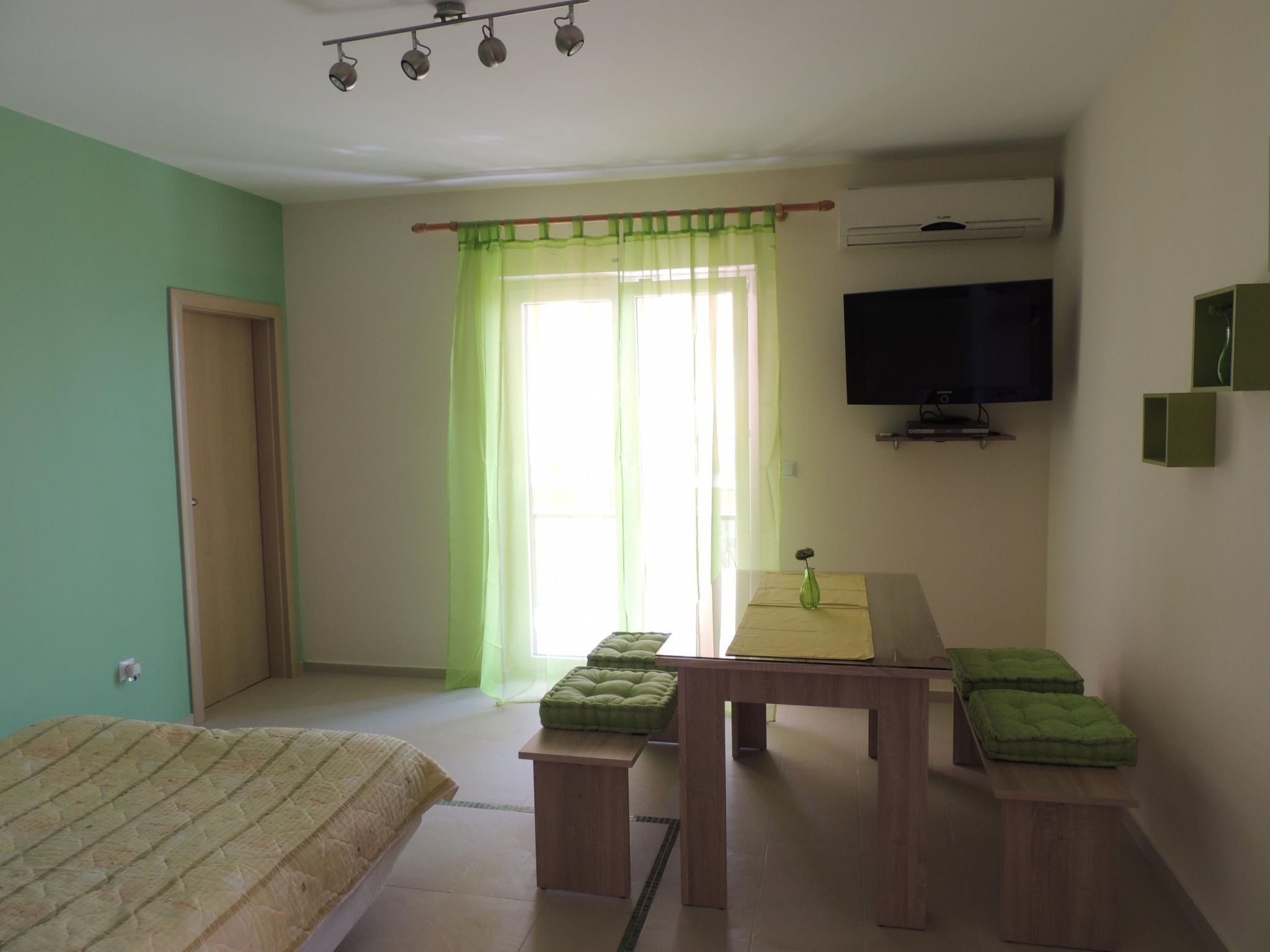 "Denona" mit Blick auf das Wasser-Binnen