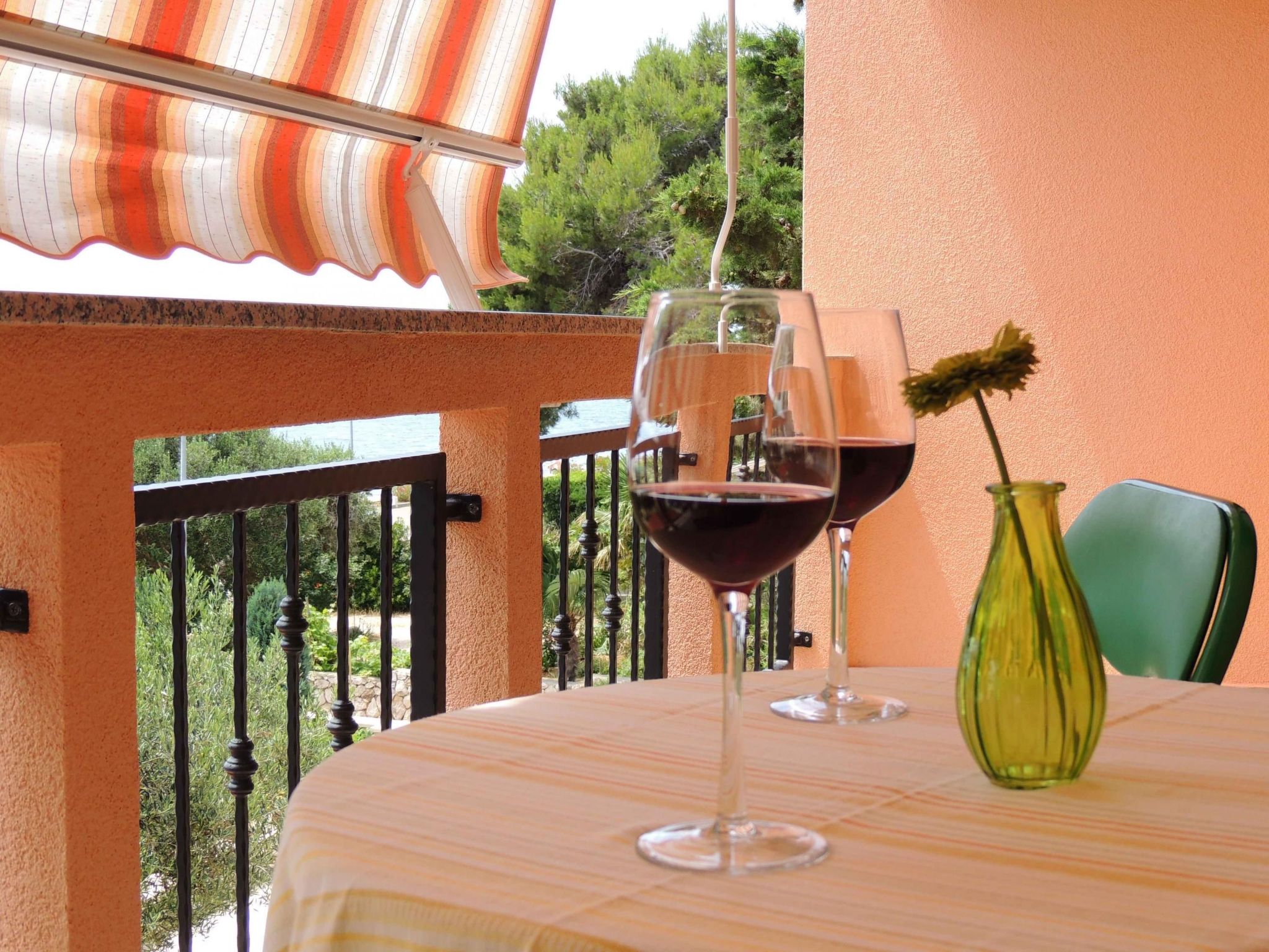 "Denona" mit Blick auf das Wasser-Binnen