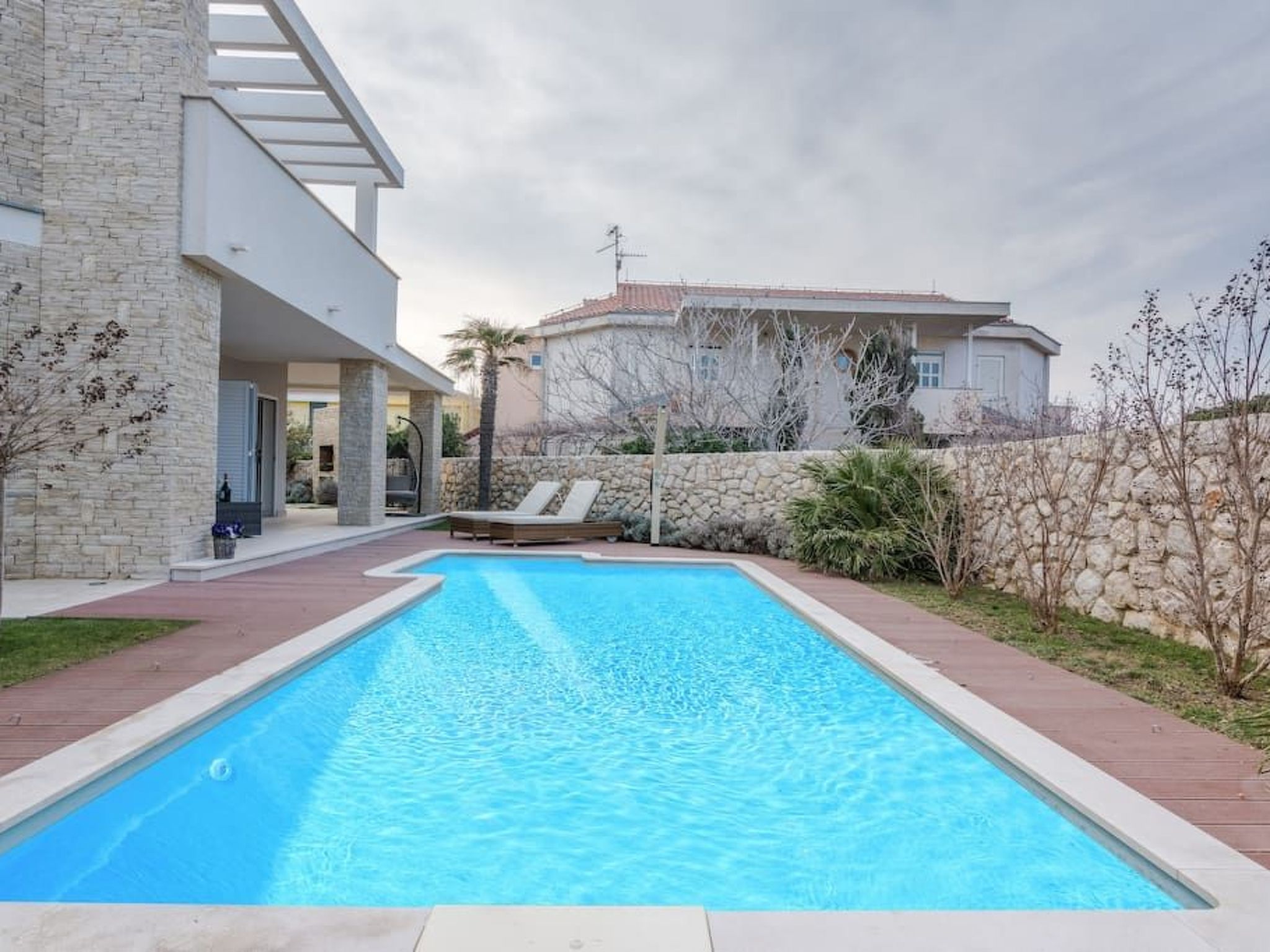 Luxuriöse Villa White Rose mit Pool in der Nähe von Zrče Beach