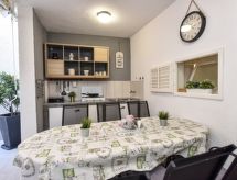 Huis Klarisa: Stijlvol verblijf op 20 meter van zee in Novalja, Pag - thumbnail 6