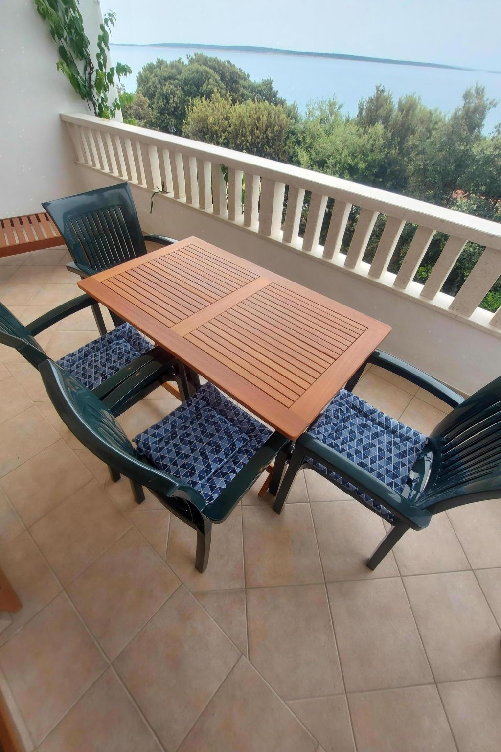 "Mia" mit Blick auf das Wasser-Binnen