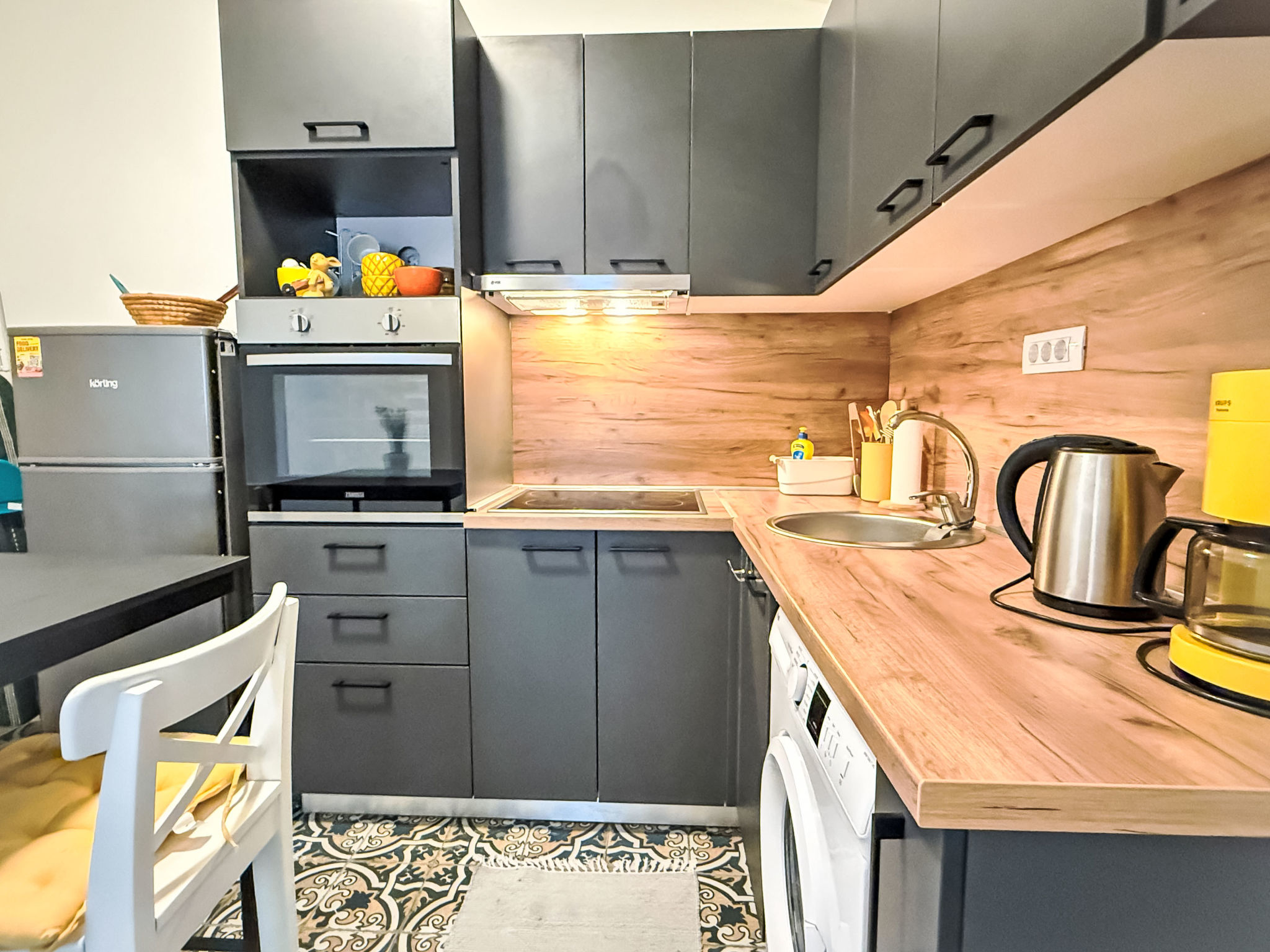 Appartement 3-kamers 50 m2 op 2 verdiepingen. 2e Verdieping: 1 kamer met 2 bedden. 1 kamer met 1 bedden en 1 2-pers bedden. Kleine keuken (2 -pits kookplaat). Douche/WC. Verwarming, air-conditioning. ..