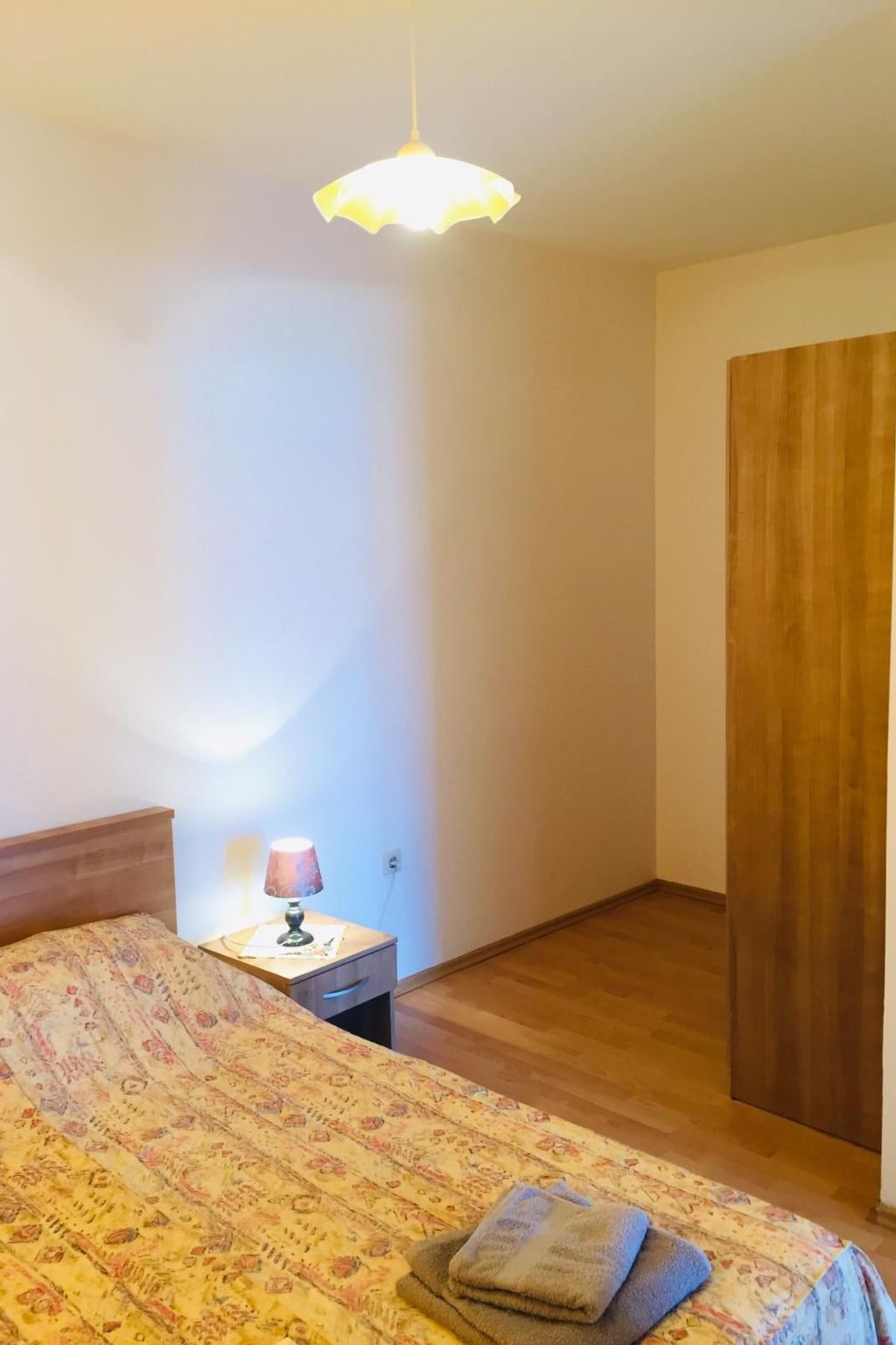 "Gubo1" mit Blick auf das Wasser-Binnen