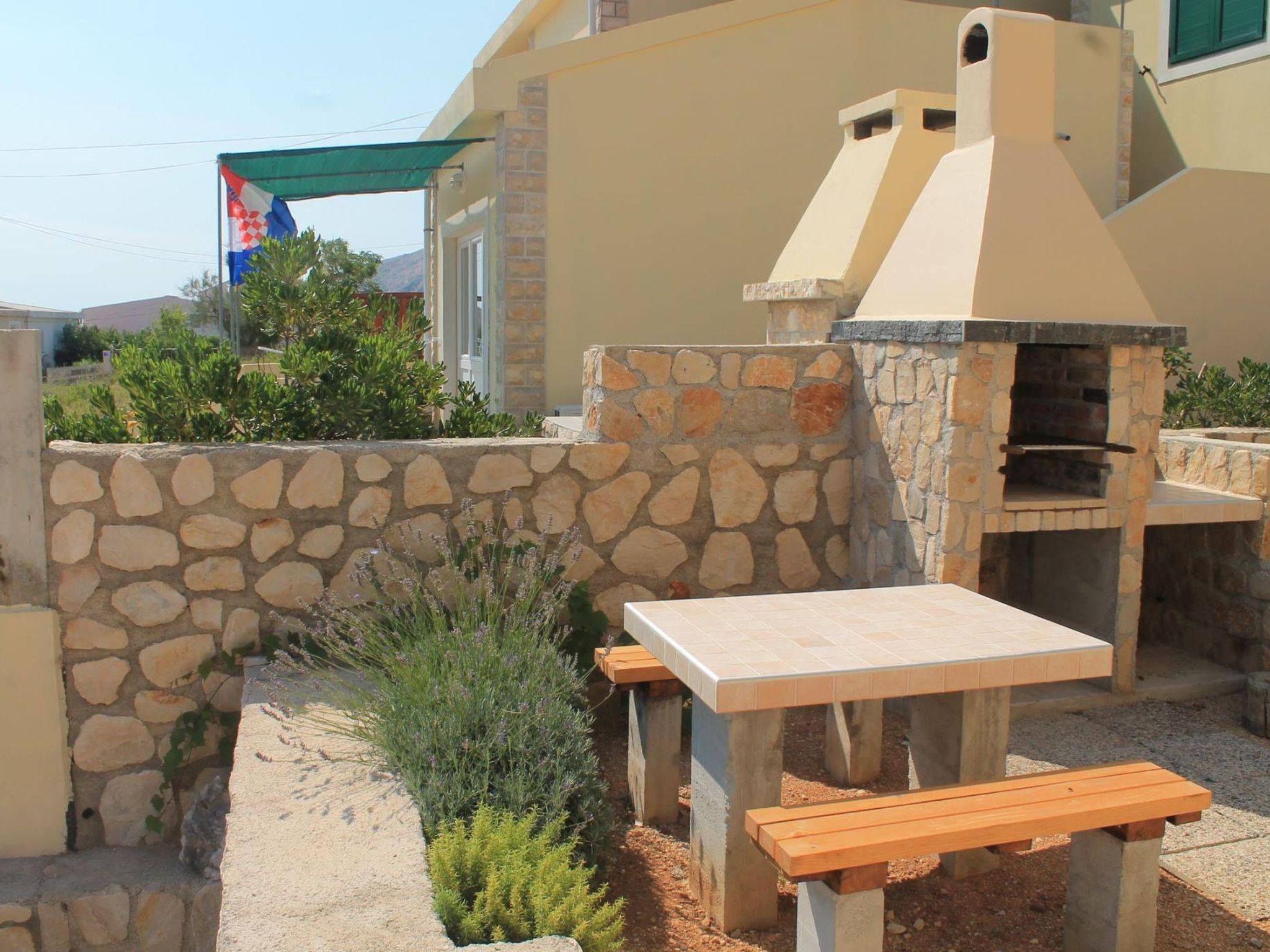 "Gubo1" mit Blick auf das Wasser-Binnen