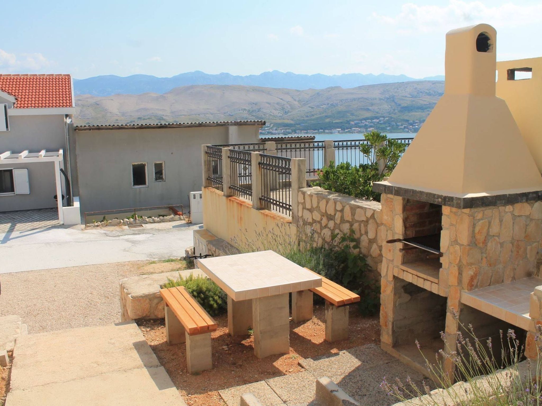 "Gubo2" mit Blick auf das Wasser-Binnen