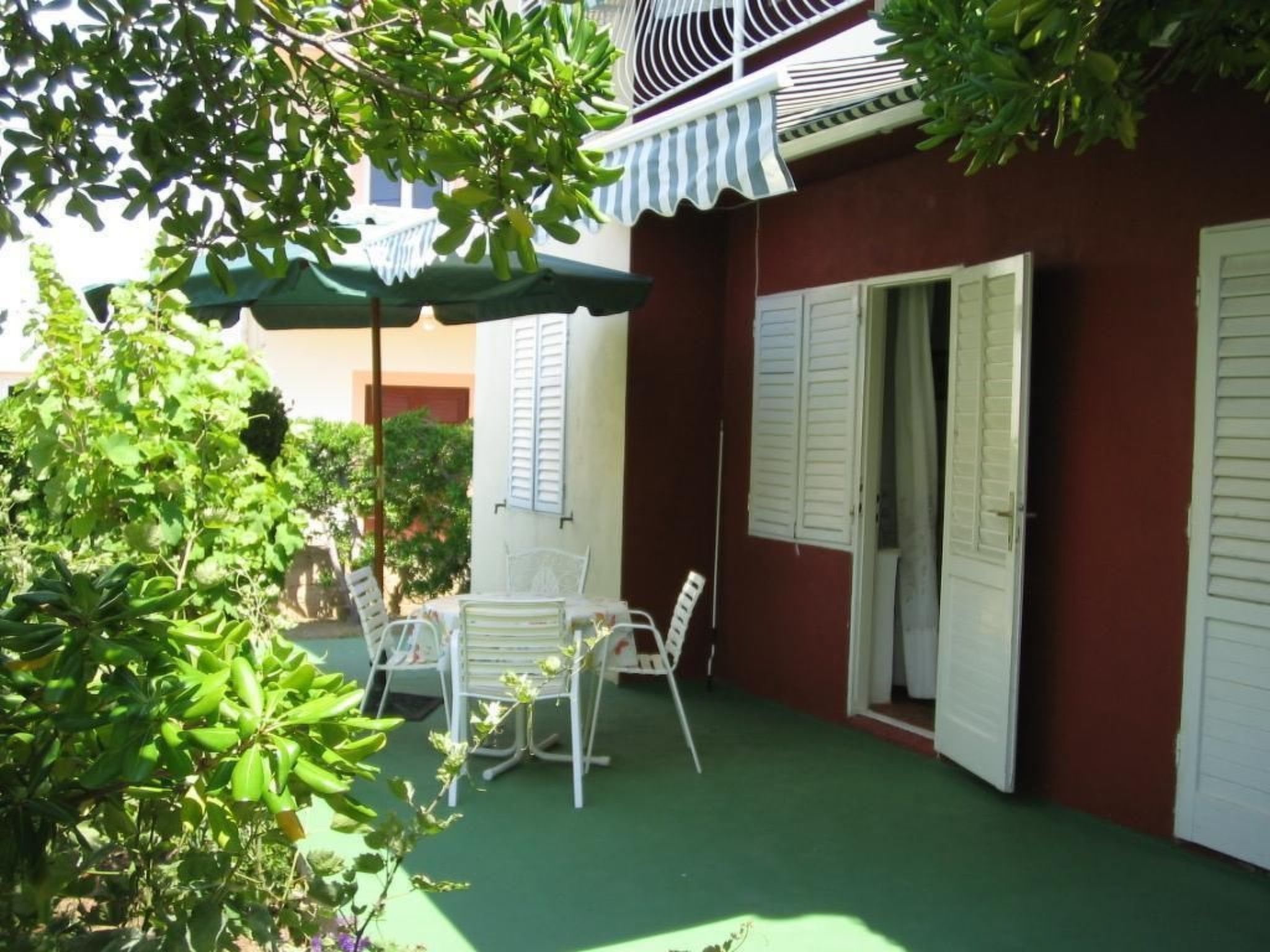 Große Ferienwohnung in Pag mit Privater Terrasse-Binnen