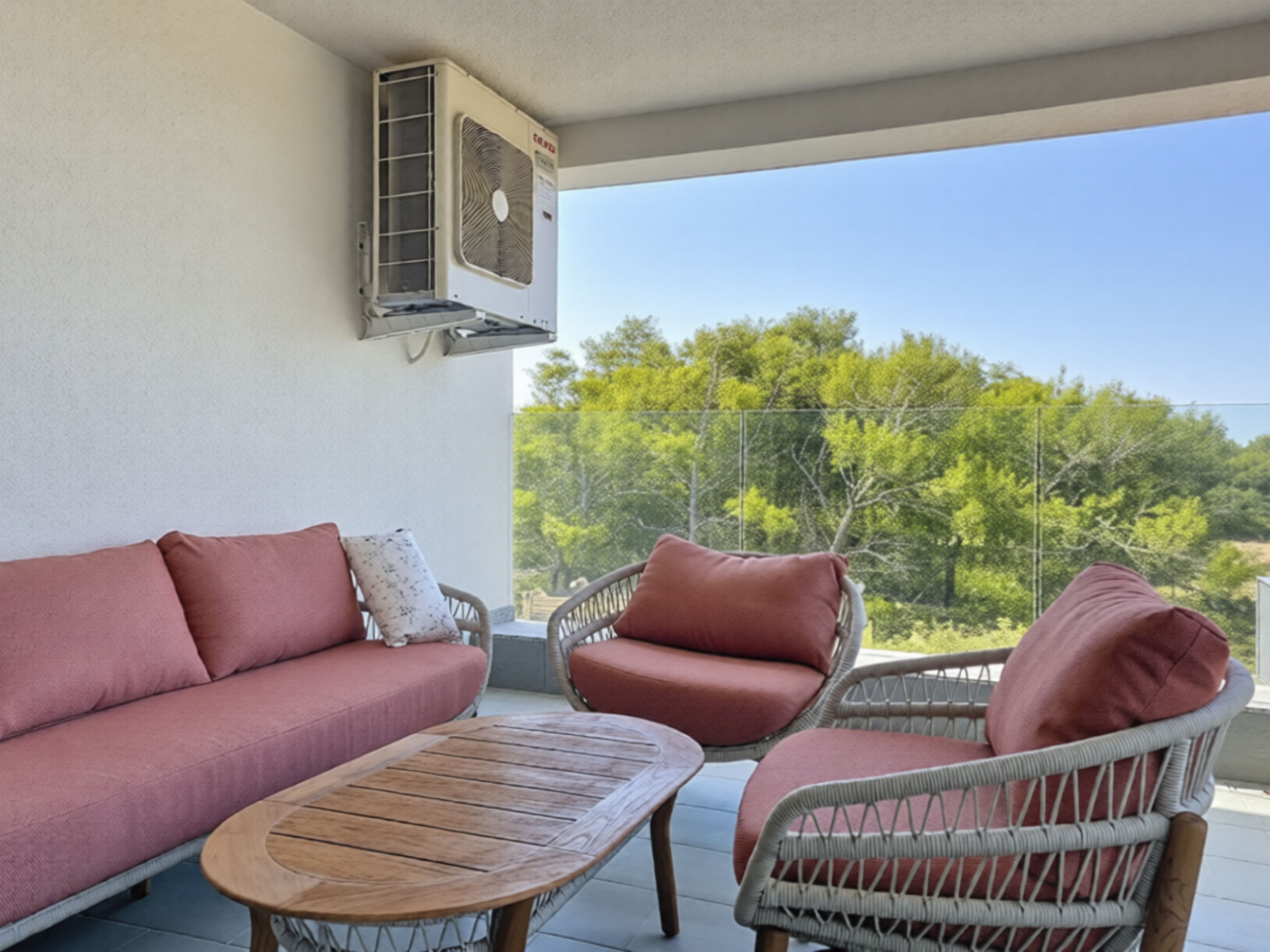 Appartement 3-kamers 65 m2 op de 1e verdieping, op het noordoosten gelegen. Woon-/eetkamer 35 m2 met Kabel-TV en internationale TV-zenders (Flatscreen TV), air-conditioning. Uitgang naar het balkon. 2..