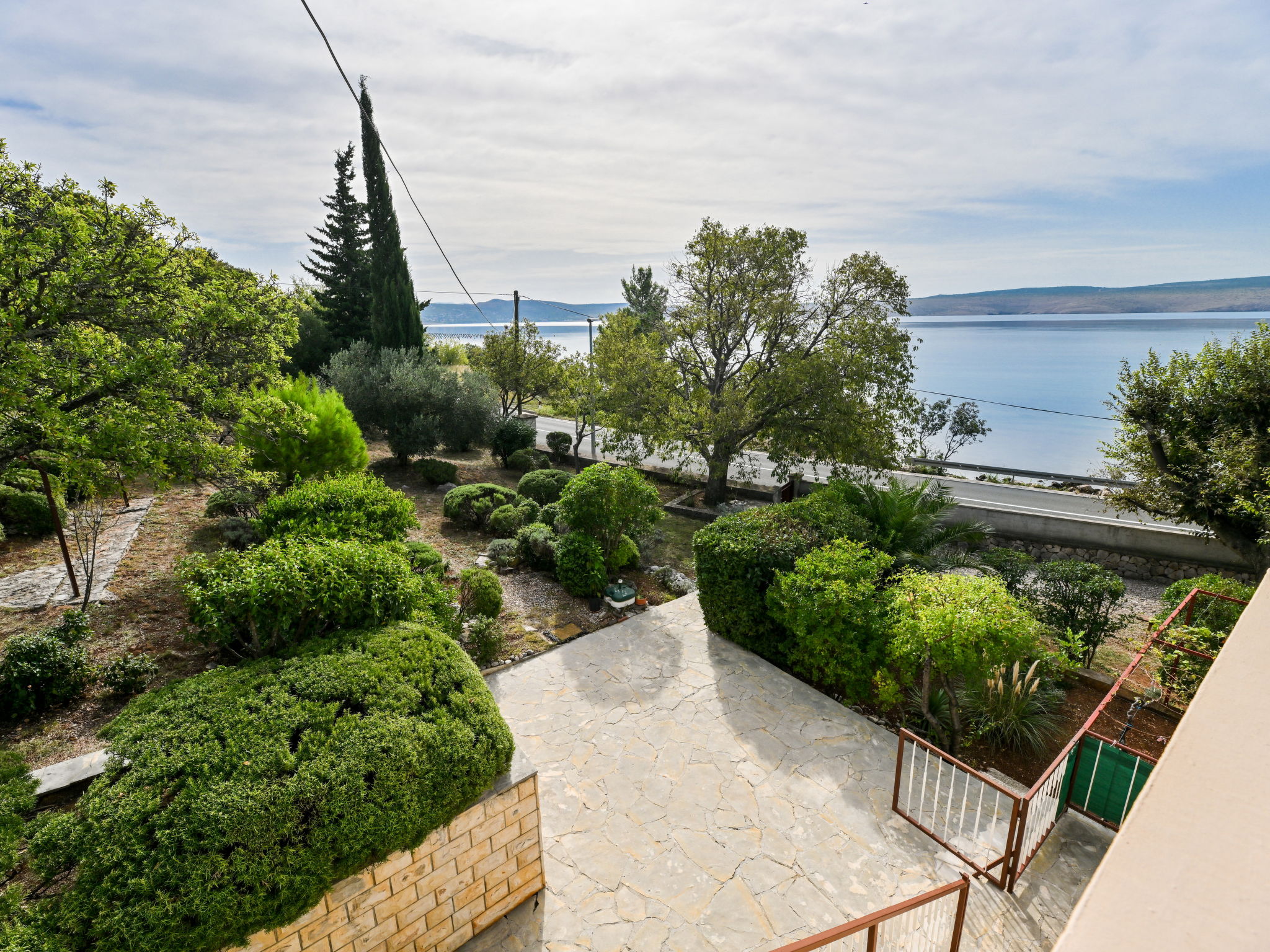 3-Zimmer-Wohnung 70 m2 im 1. Stock. Wohnzimmer mit 1 Doppeldiwanbett (160 cm, Länge 200 cm), Klimaanlage. 1 Zimmer mit 2 Betten (90 cm, Länge 200 cm). 1 Zimmer mit 1 Bett (90 cm, Länge 200 cm), 1 f..