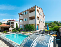 Centraal gelegen appartement in Starigrad-Paklenica met verwarmd zwembad - thumbnail 2