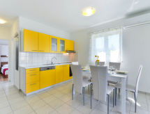 Centraal gelegen appartement in Starigrad-Paklenica met verwarmd zwembad - thumbnail 4