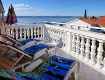 Anđelina: Modern appartement aan zee in Starigrad-Paklenica voor 6 personen - thumbnail 1