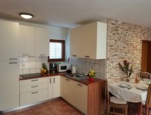 Geräumige Wohnung in Starigrad mit privatem Parkplatz und Bergblick