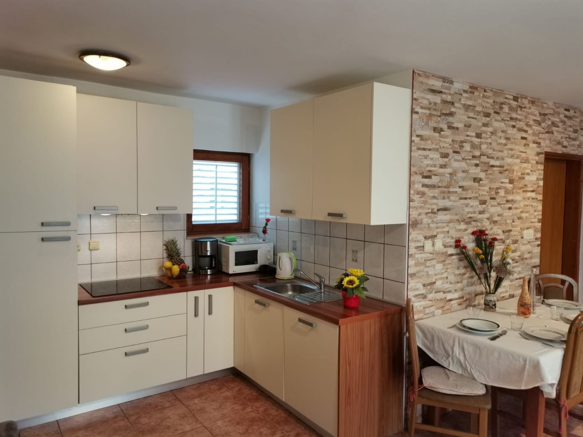 Geräumige Wohnung in Starigrad mit privatem Parkplatz und Bergblick