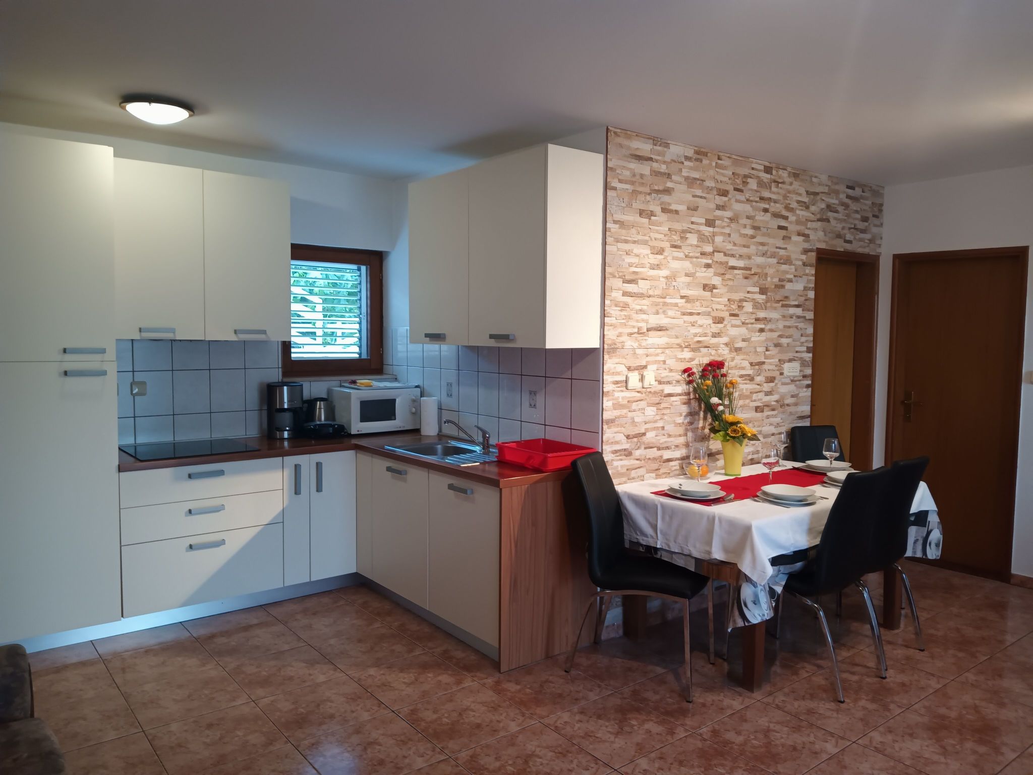 Geräumige Wohnung in Starigrad mit privatem Parkplatz und Bergblick