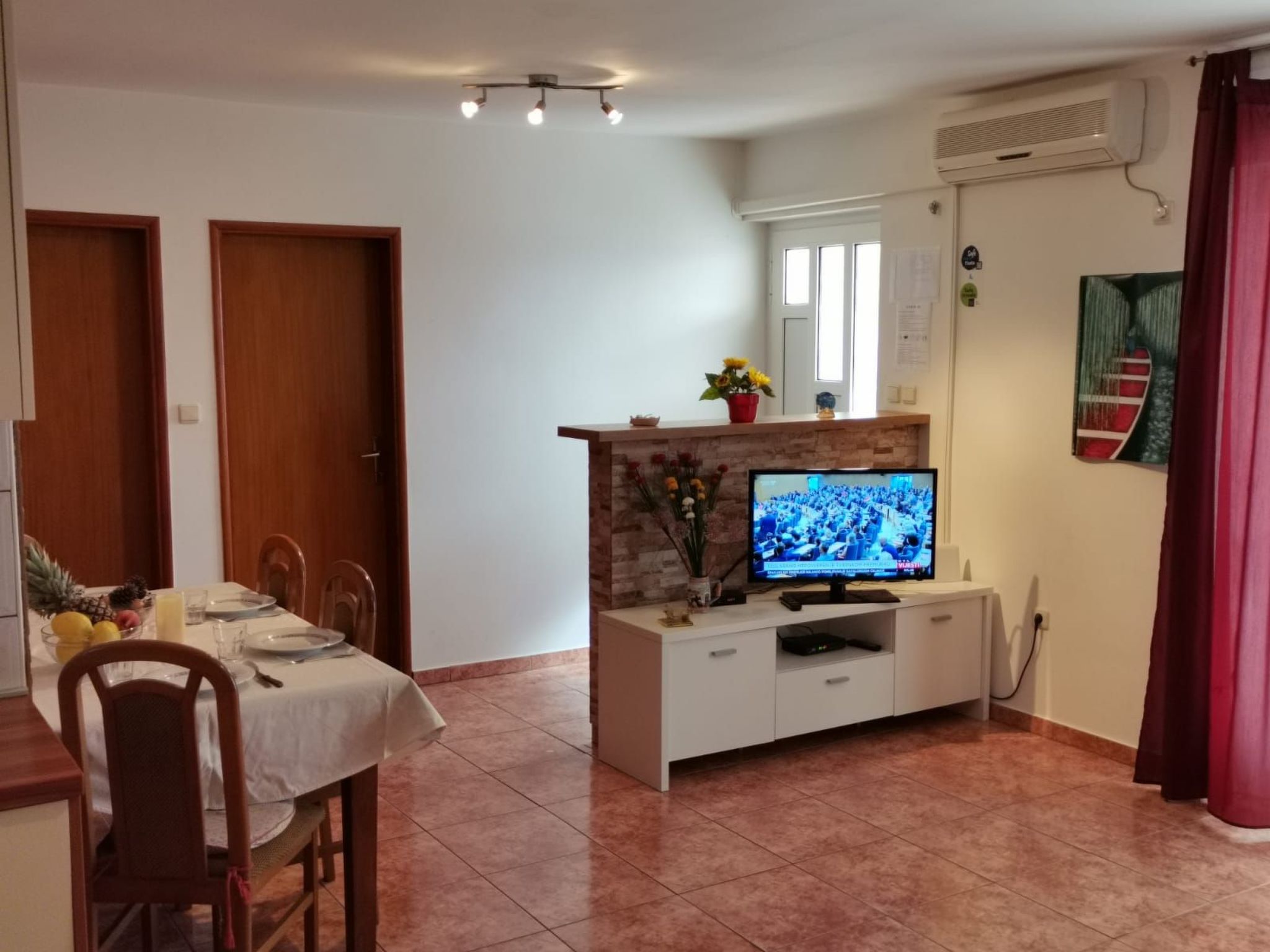 Geräumige Wohnung in Starigrad mit privatem Parkplatz und Bergblick