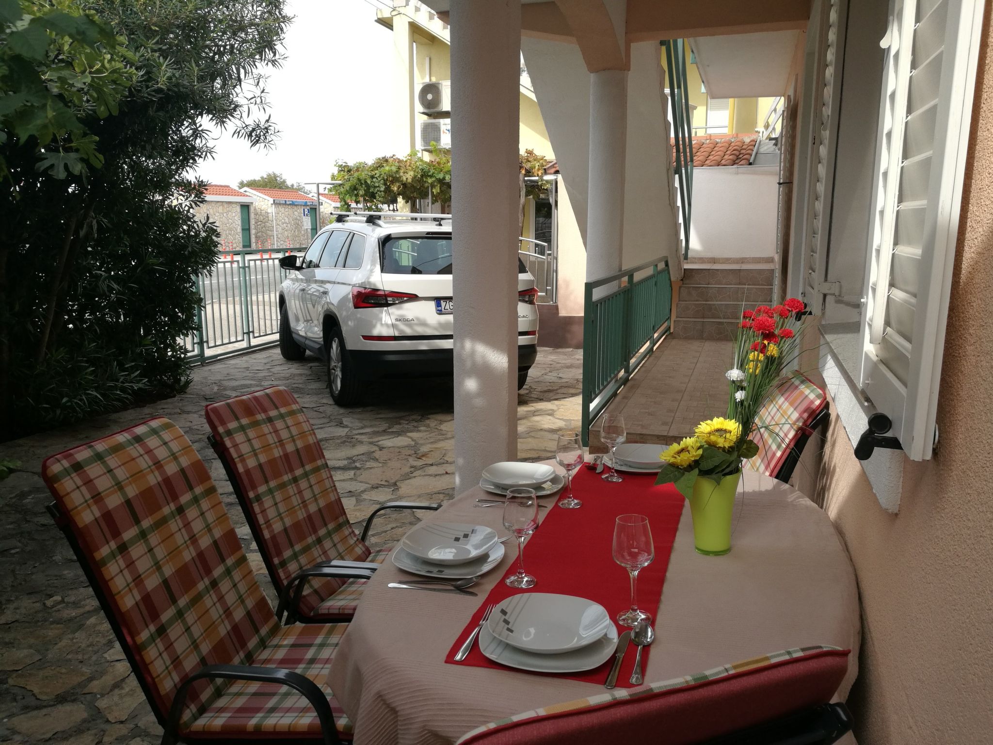 Geräumige Wohnung in Starigrad mit privatem Parkplatz und Bergblick-Outside