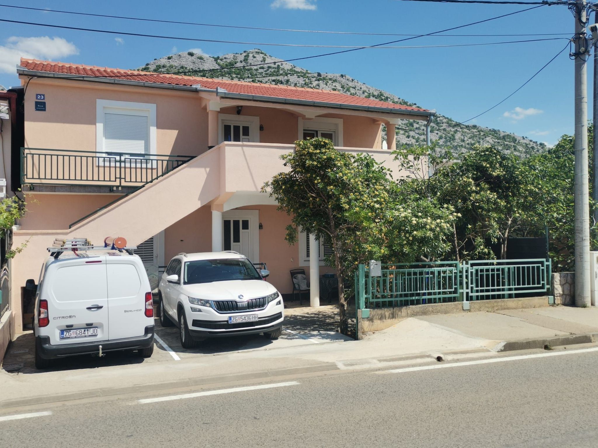 Geräumige Wohnung in Starigrad mit privatem Parkplatz und Bergblick-Outside