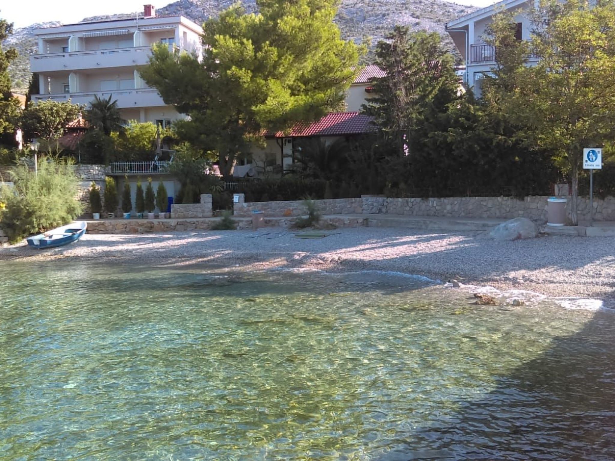 Geräumige Wohnung in Starigrad mit privatem Parkplatz und Bergblick-Outside